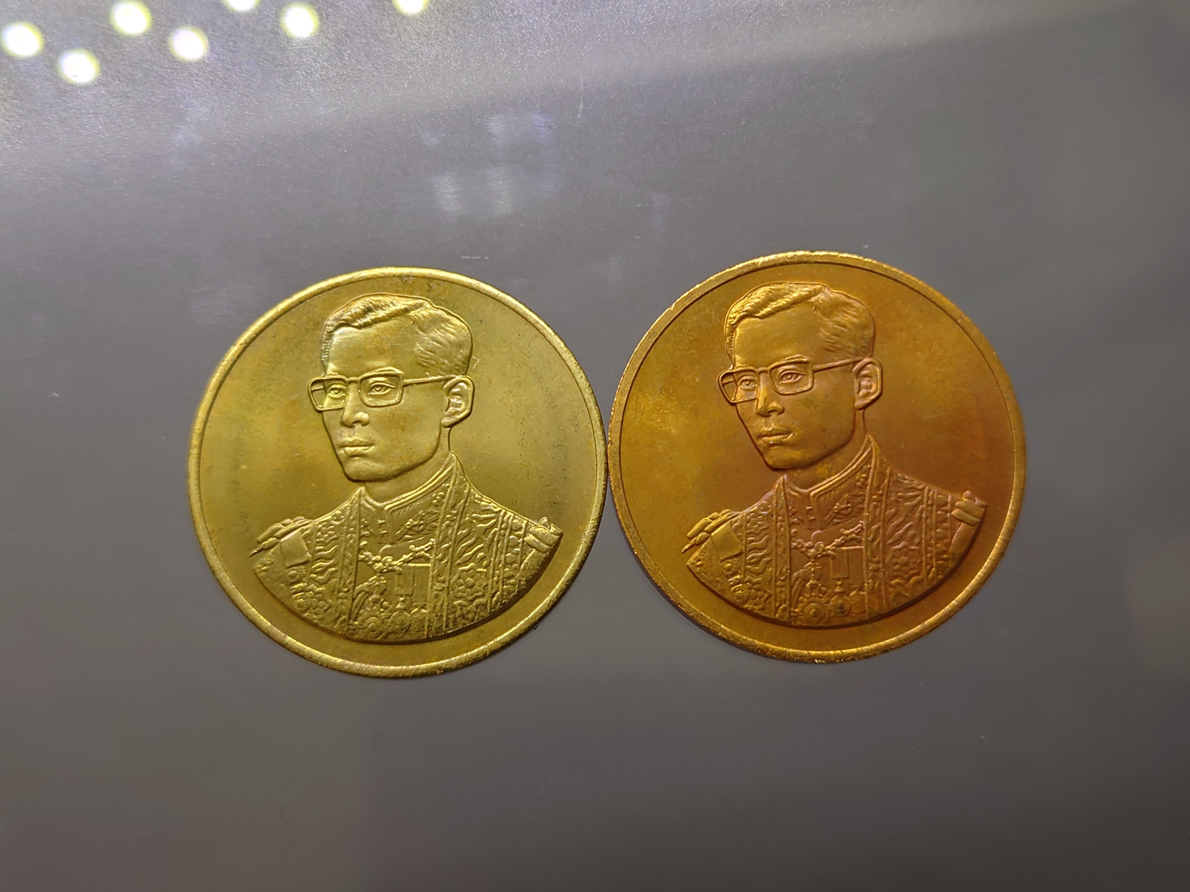 ชุด 2 เหรียญ เนื้อทองเหลืองและทองแดง พิมพ์ใหญ่ เหรียญที่ระลึกกาญจนาภิเษก (หลวงพ่อจรัญ) บล๊อกกษาปณ์ อัยการจัดสร้าง พ.ศ.2539 ไม่ผ่านใช้