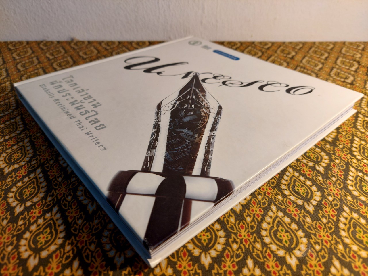 โลกเล่าขานนักประพันธ์ไทย Globally Acclaimed Thai Writers ฉบับสองภาษา ไทย-อังกฤษ