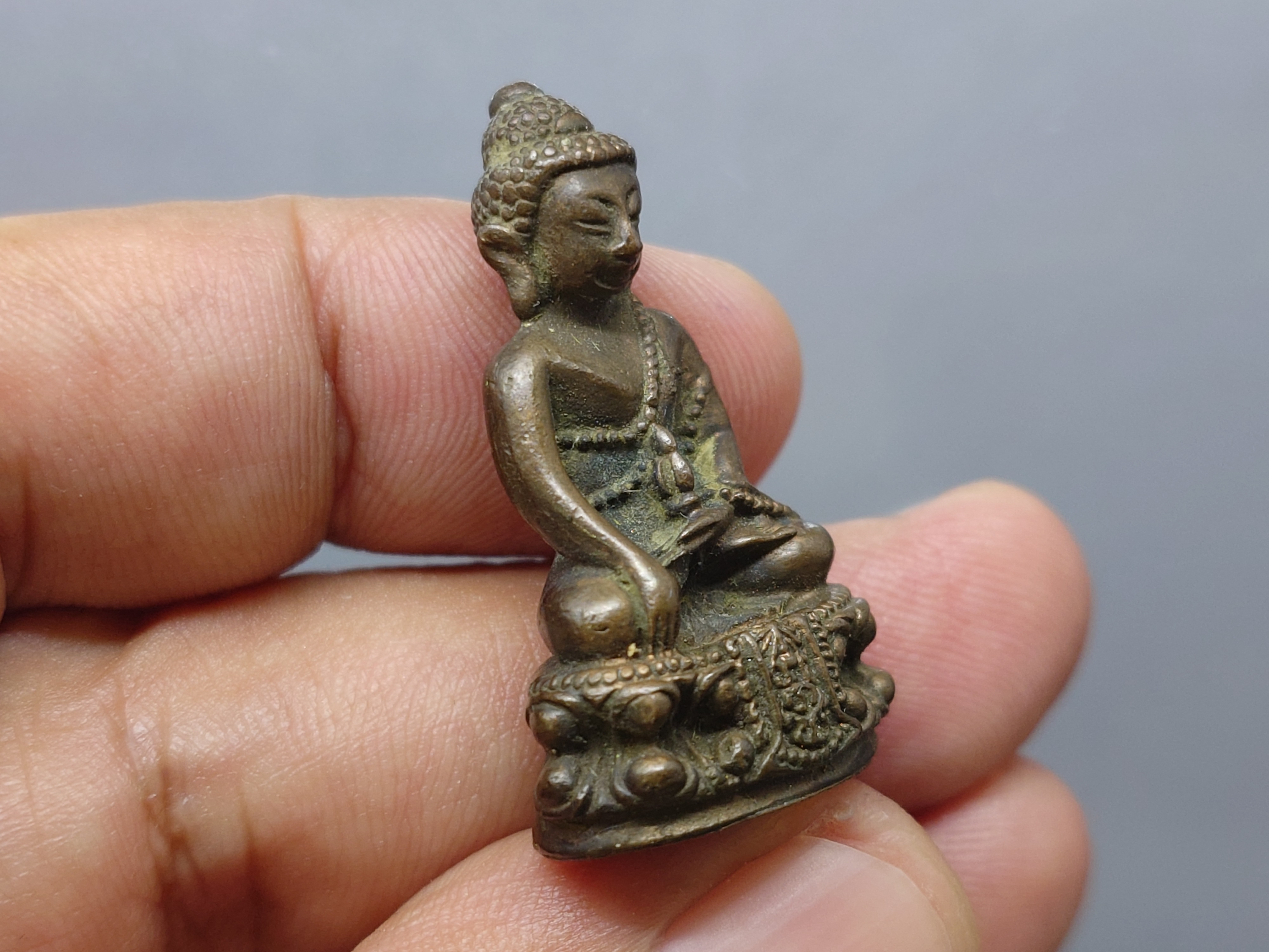 พระกริ่งคุ้มเกล้า (กริ่งศิรากาศ หน้าจีน ก้นถ้วย) เนื้อนวะโลหะ พ.ศ.2524 หายาก สภาพสวย พร้อมกล่องเดิม