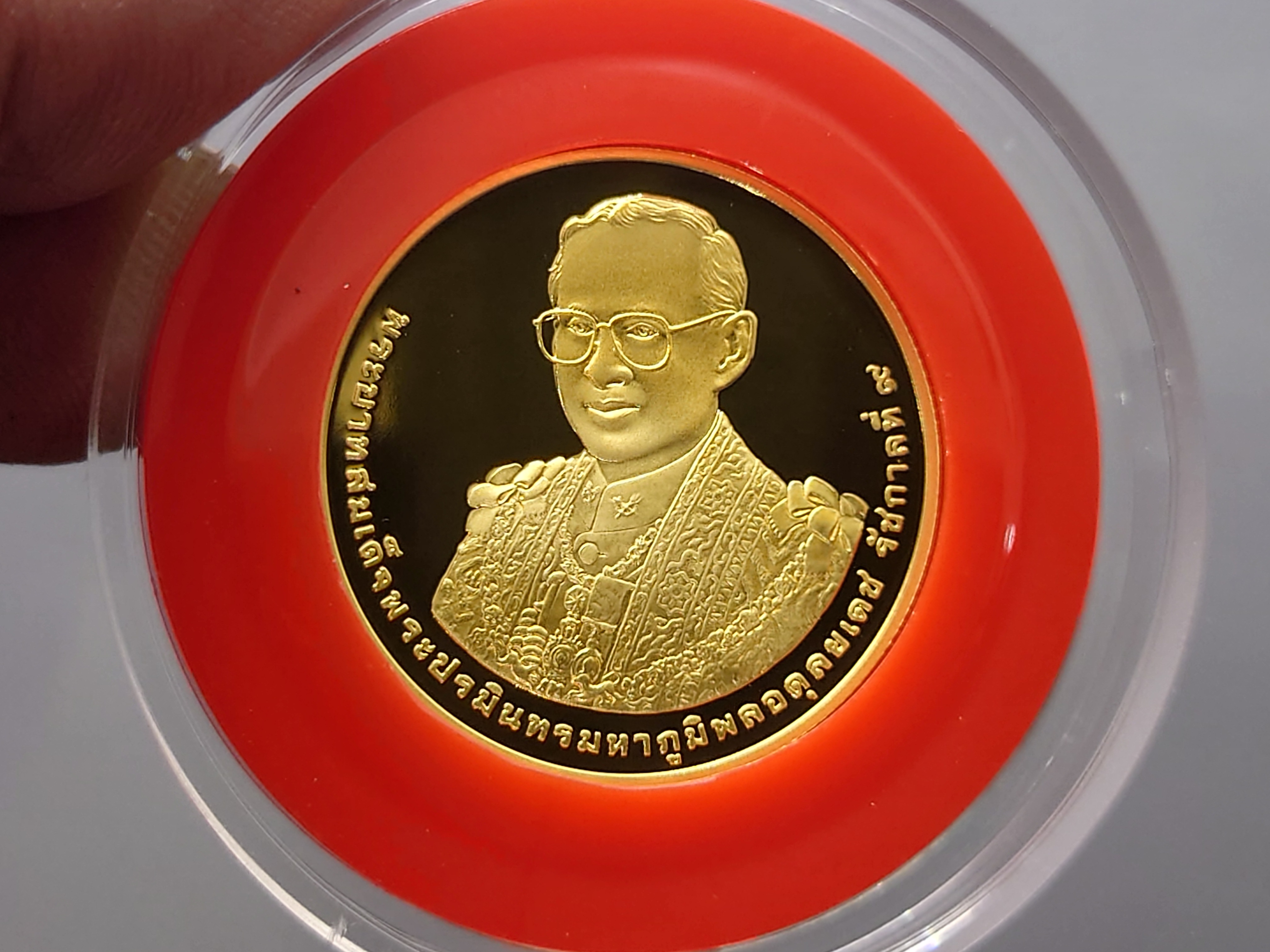เหรียญทองคำขัดเงา ชนิดราคาหน้าเหรียญ 16000 บาท(ทอง 96.5% หนัก 1 บาท) ที่ระลึก 7 รอบ รัชกาลที่ 9 พ.ศ.2554 พร้อมใบเซอร์ อุปกรณ์ครบ