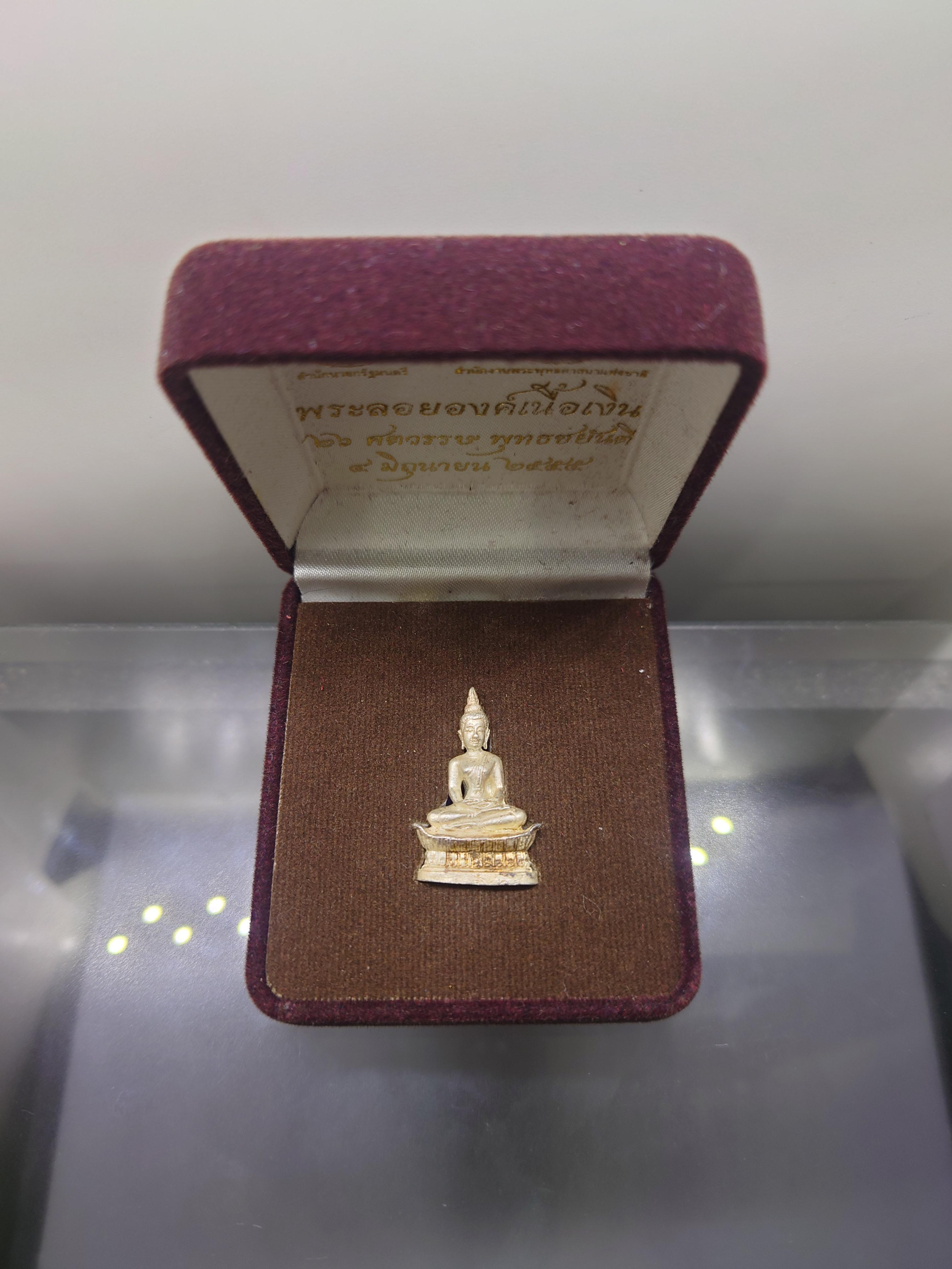 พระพุทธชยันตี 26 ศตวรรษ พุทธชยันตี ลอยองค์ เนื้อเงิน สำนักนายก สำนักพุทธศาสนา จัดสร้าง ปี2555 พร้อมกล่องเดิม