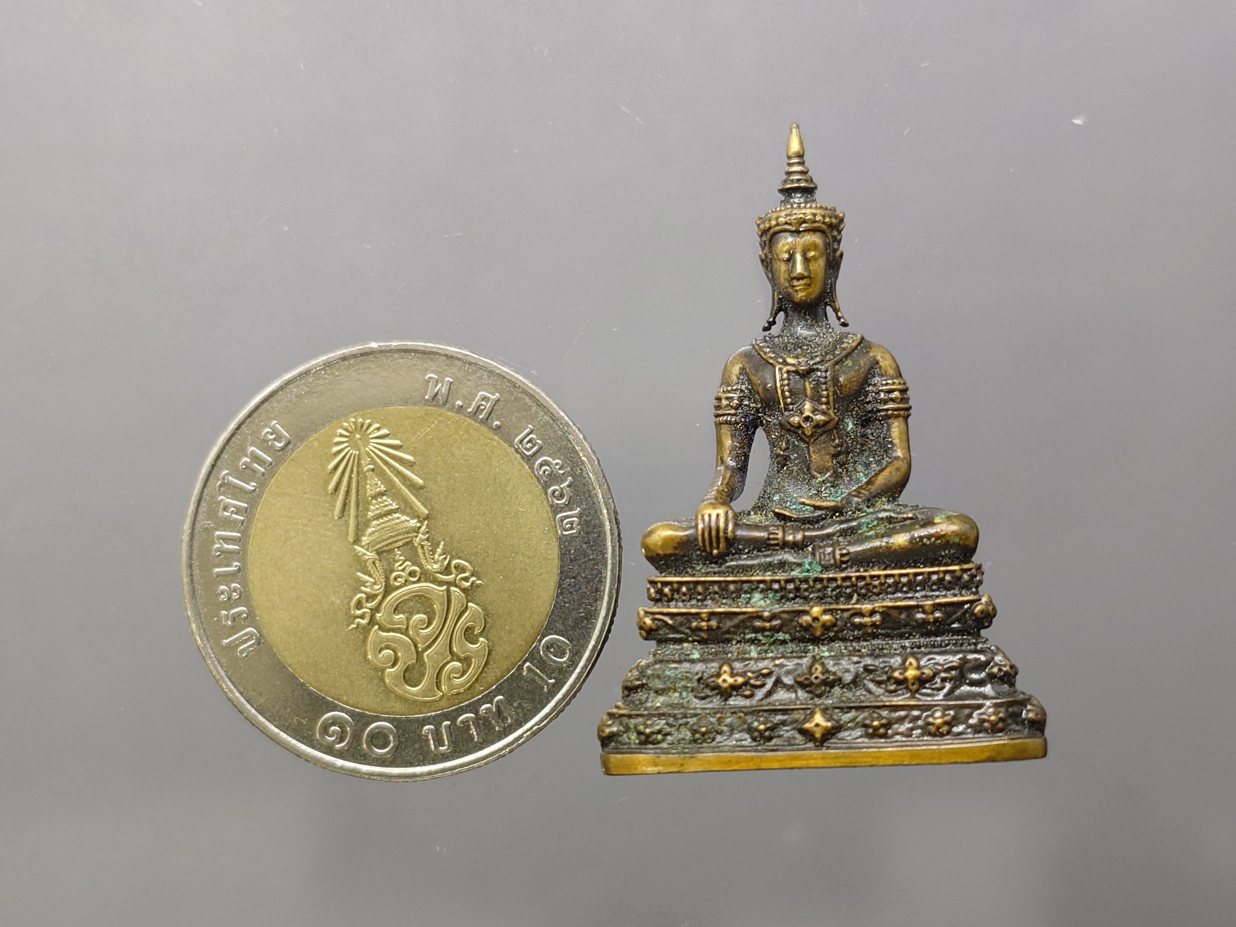 พระกริ่งพุทธมหาบารมีนุภาพพิสุทธิ์ อนุตตรสังคามวิชัย เนื้อทองแดงซาติน ผลงานศิลปินแห่งชาติ อ.จักรพันธุ์ โปรษยกฤต ปี2553 พร้อมกล่องเดิม หายาก