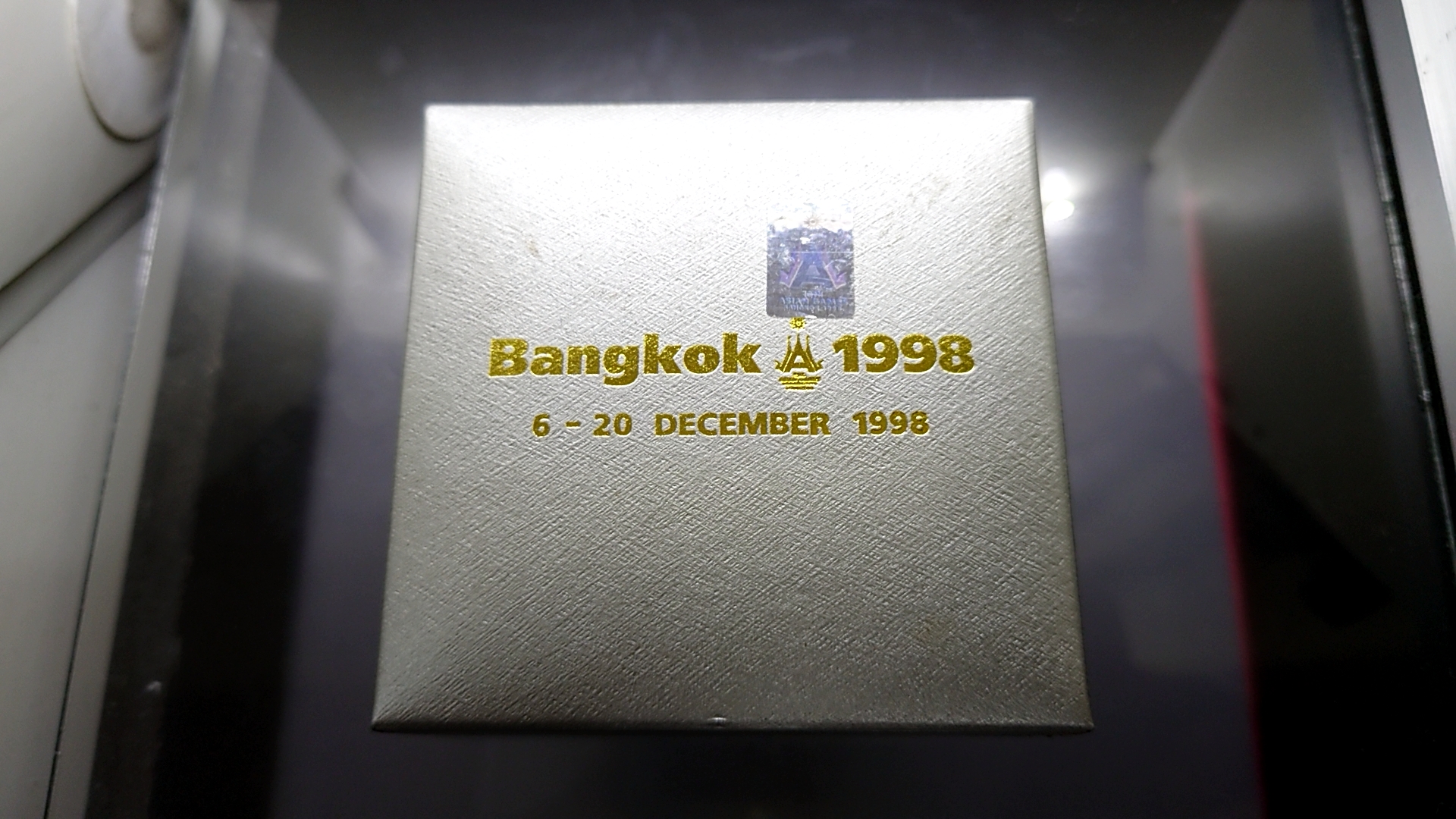 เหรียญโลหะเคลือบเงิน ขัดเงา ที่ระลึกเอเชี่ยนเกมส์ ครั้งที่ 13 ขนาด 3.3 เซ็น 2541 พร้อมกล่องเดิม ใบเซอร์