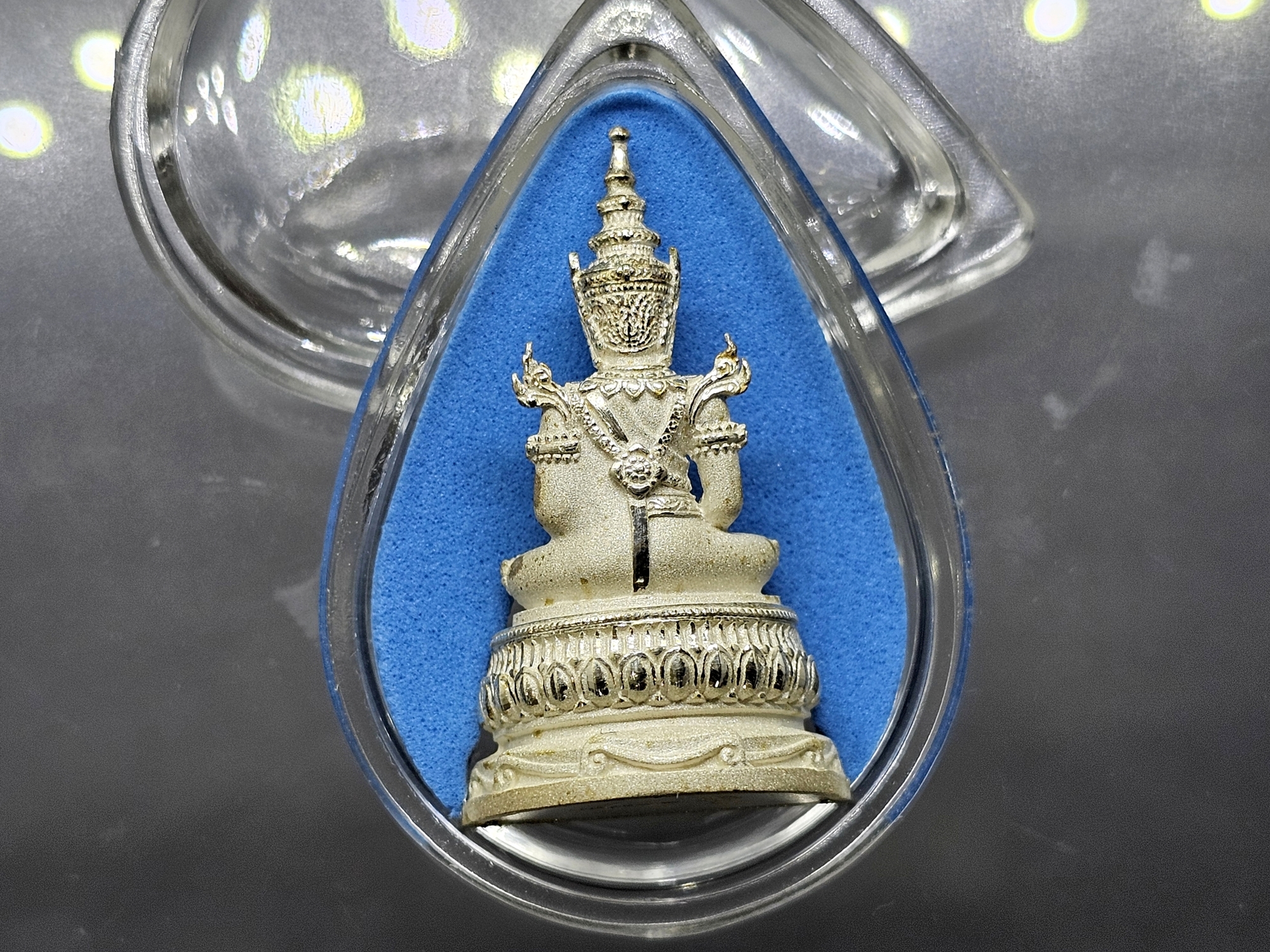 พระแก้วมรกต กรมสรรพสามิต เนื้อเงิน พิมพ์ใหญ่ ขนาดสูง 3.5 เซน กรมสรรพสามิต สร้าง ในพระบรมราชานุญาต ปี2550 ตลับเดิม กล่องเดิม