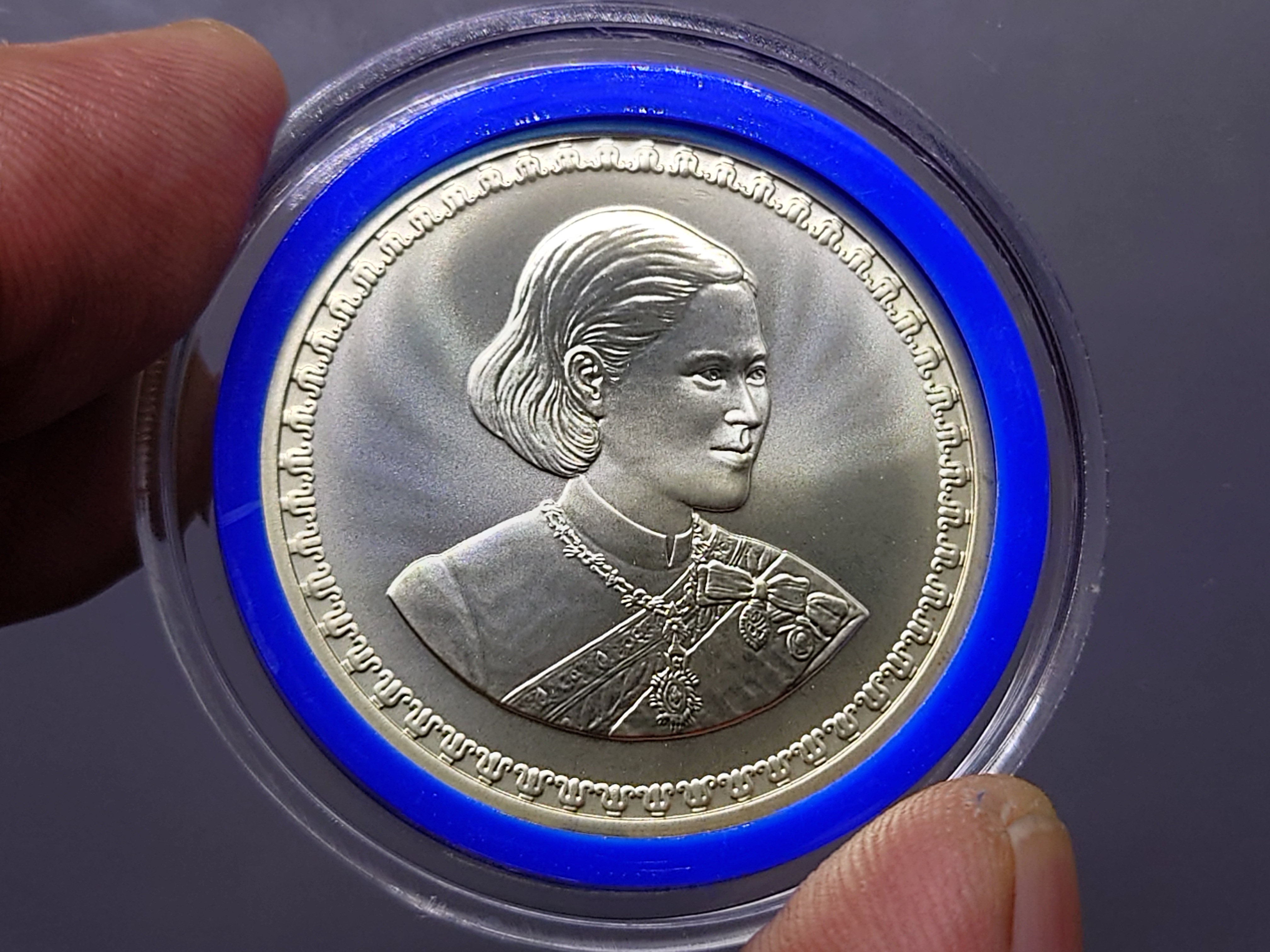 เหรียญ 600 บาท เนื้อเงิน ที่ระลึก 50 พรรษา สมเด็จพระเทพฯ ปี2548 พร้อมใบเซอร์