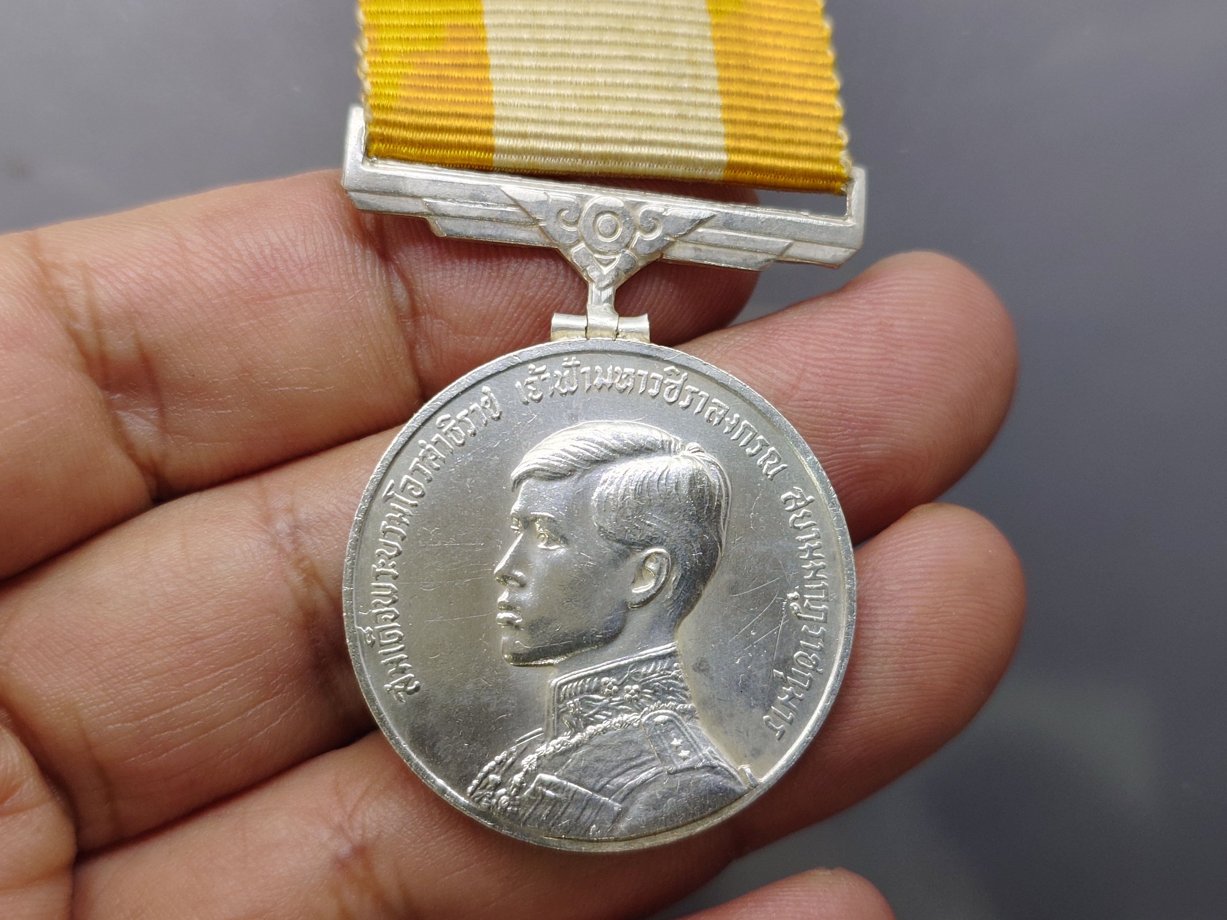 เหรียญแพรแถบที่ระลึกพระราชพิธีสถาปนาสมเด็จพระบรมโอรสาธิราช เนื้อเงิน ปี2515 แบบชาย แพรเดิมๆ