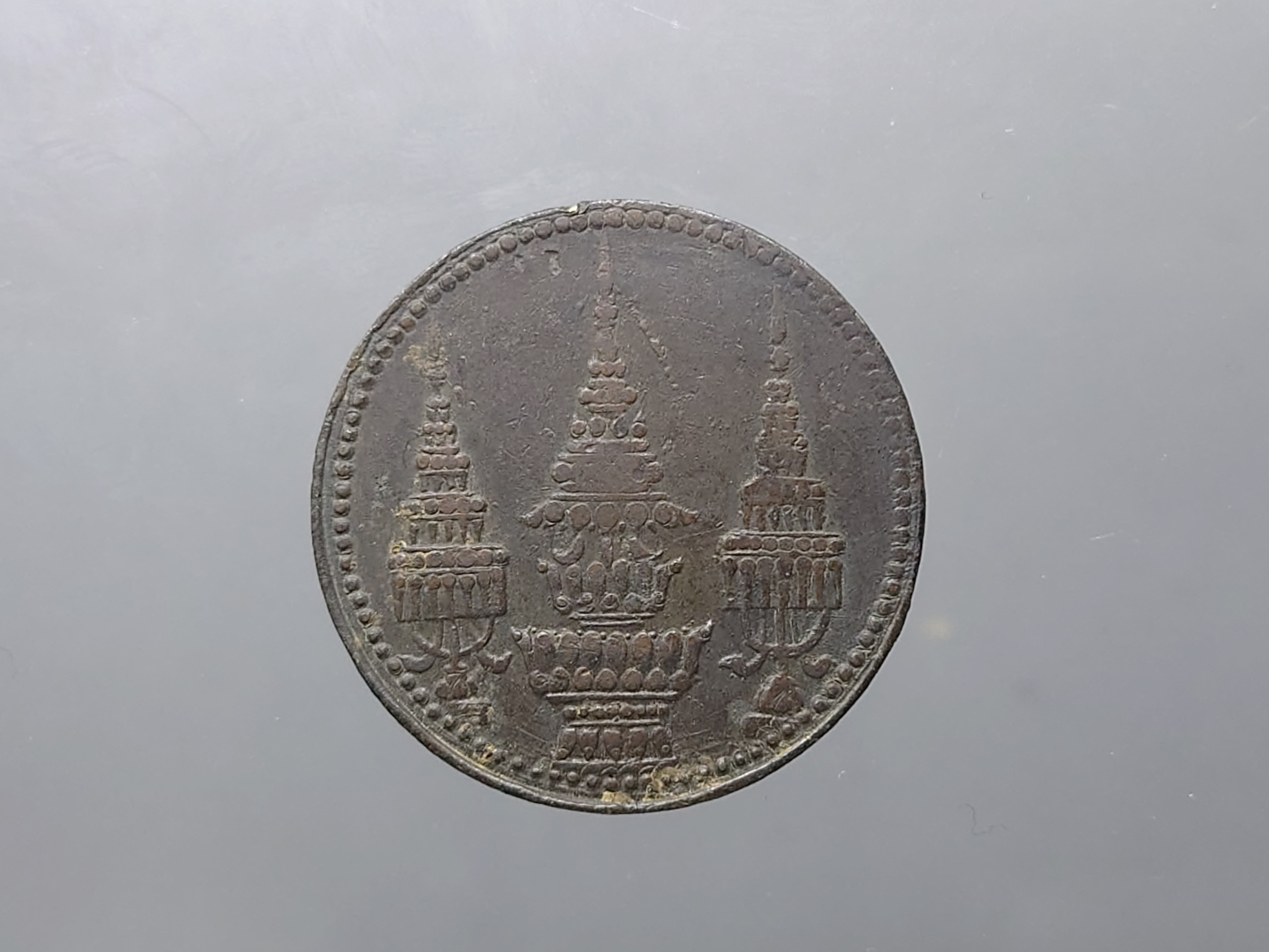 เหรียญโสฬส ดีบุก พระจุลมงกุฎ-พระแสงจักร รัชการที่5 พ.ศ. 2411 ผ่านใช้ สภาพสวย