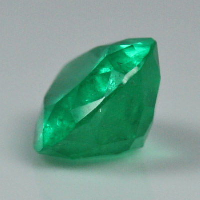 **ขายแล้ว**มรกตโคลัมเบีย (Colombian Emerald) 1.14 กะรัต สีเขียวสด รูปร่างหยดน้ำ