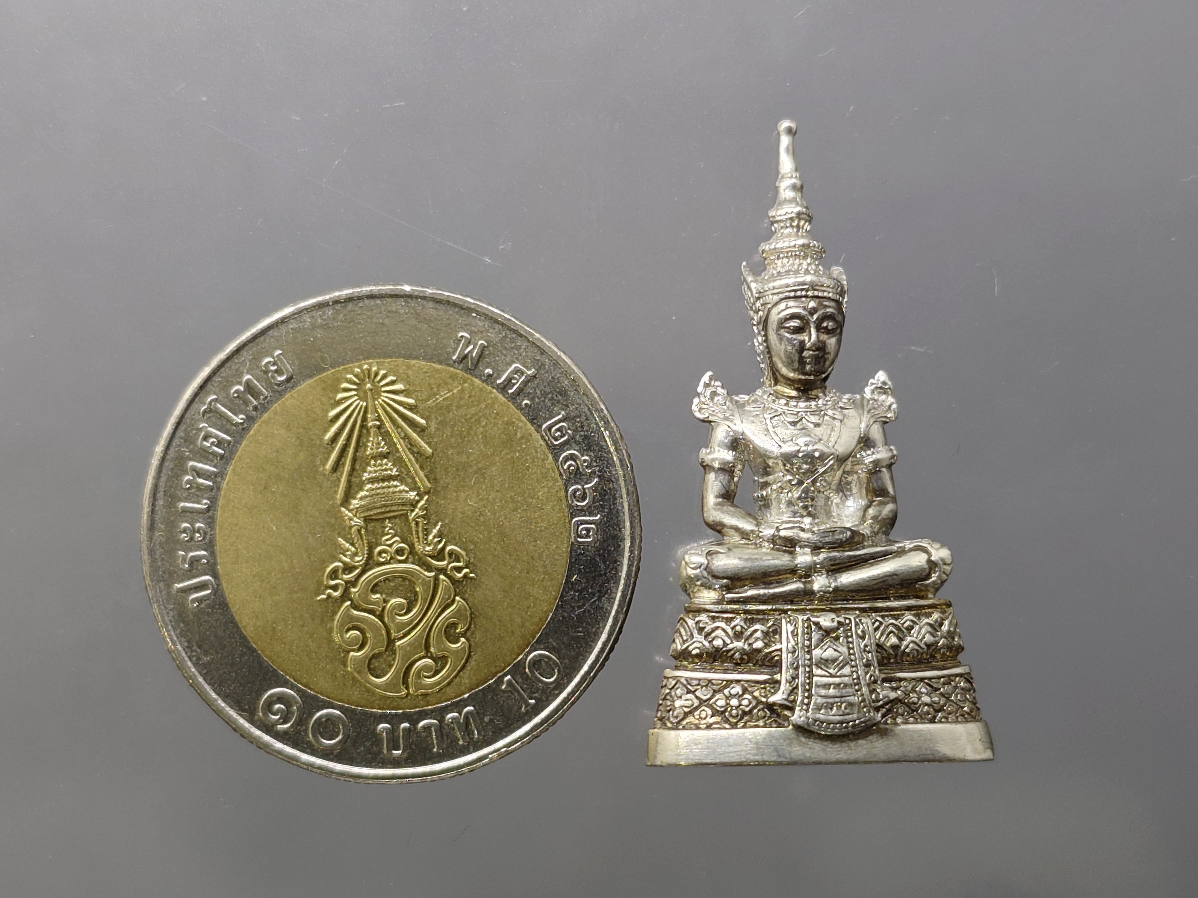 พระแก้วมรกต (พระพุทธมหามณีรัตนปฏิมากร) กรมสรรพสามิต ครบรอบ 64 ปี เนื้อเงินรมดำ พ.ศ.2539 พร้อมกล่องเดิม