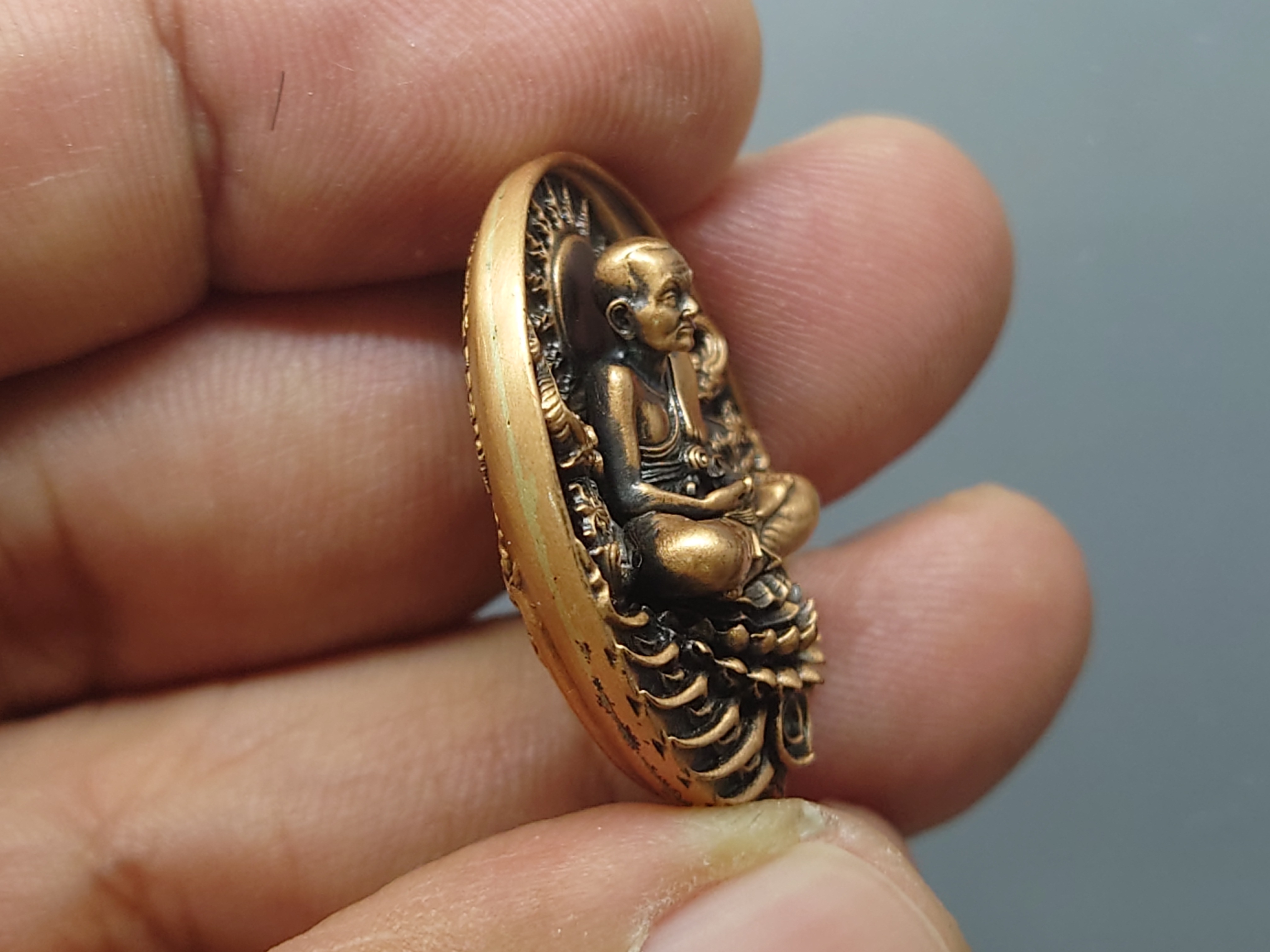 เหรียญหลวงปู่ทวด รุ่นอภิเมตรา มหาโพธิสัตว์ พิมพ์เล็ก เนื้อทองแดงนอก ควบคุมออกแบบโดย อ.เฉลิมชัย โคท 603 พ.ศ.2558 พร้อมกล่องเดิม