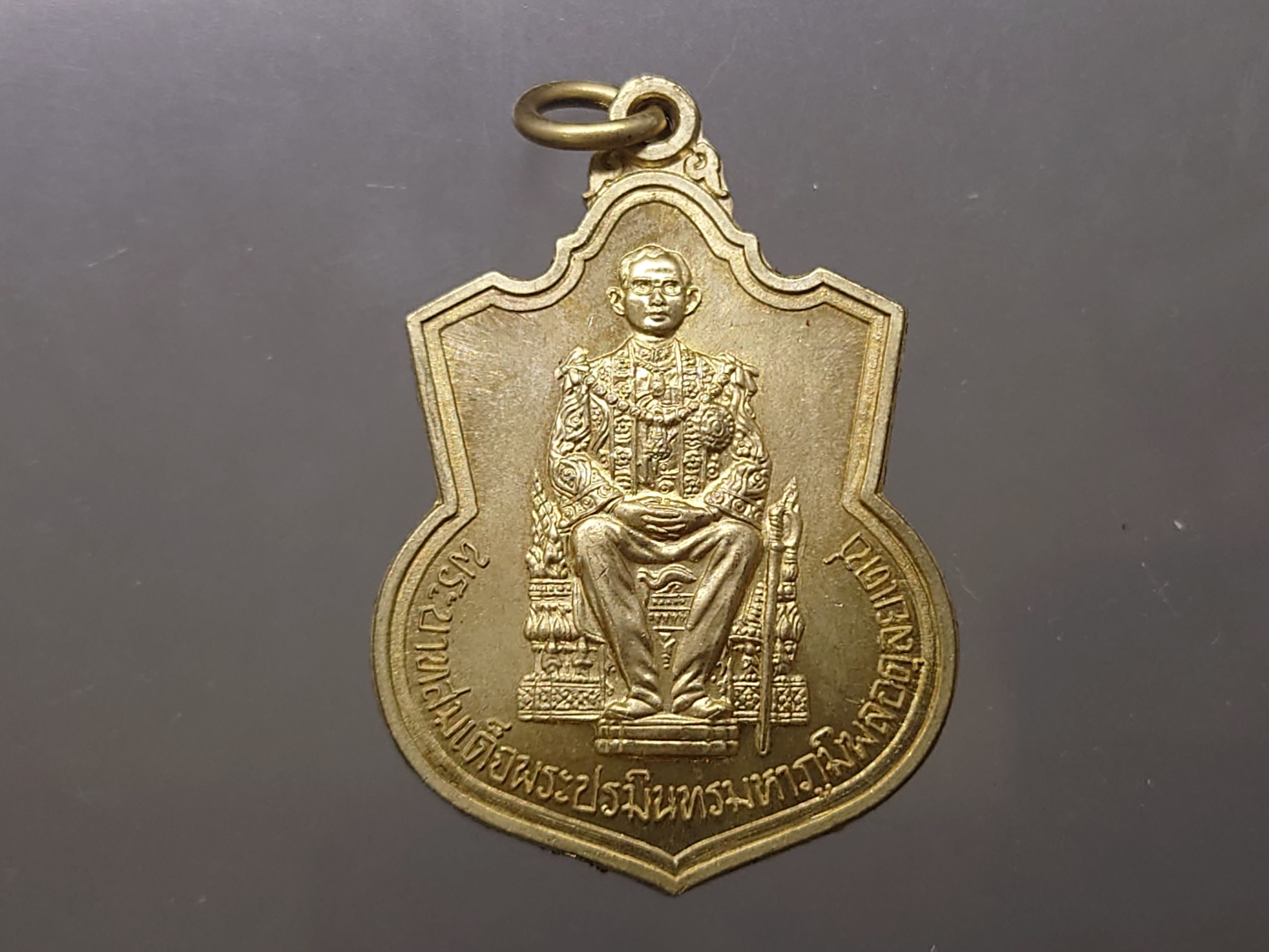 เหรียญฉลองการครองสิริราชสมบัติครบ 50 ปี (นั่งบัลลังค์) รัชการที่9 บอร์คนิยม กระบี่สั้น มีปลอก เนื้ออัลปาก้า ไม่ผ่านใช้ ซองเดิม