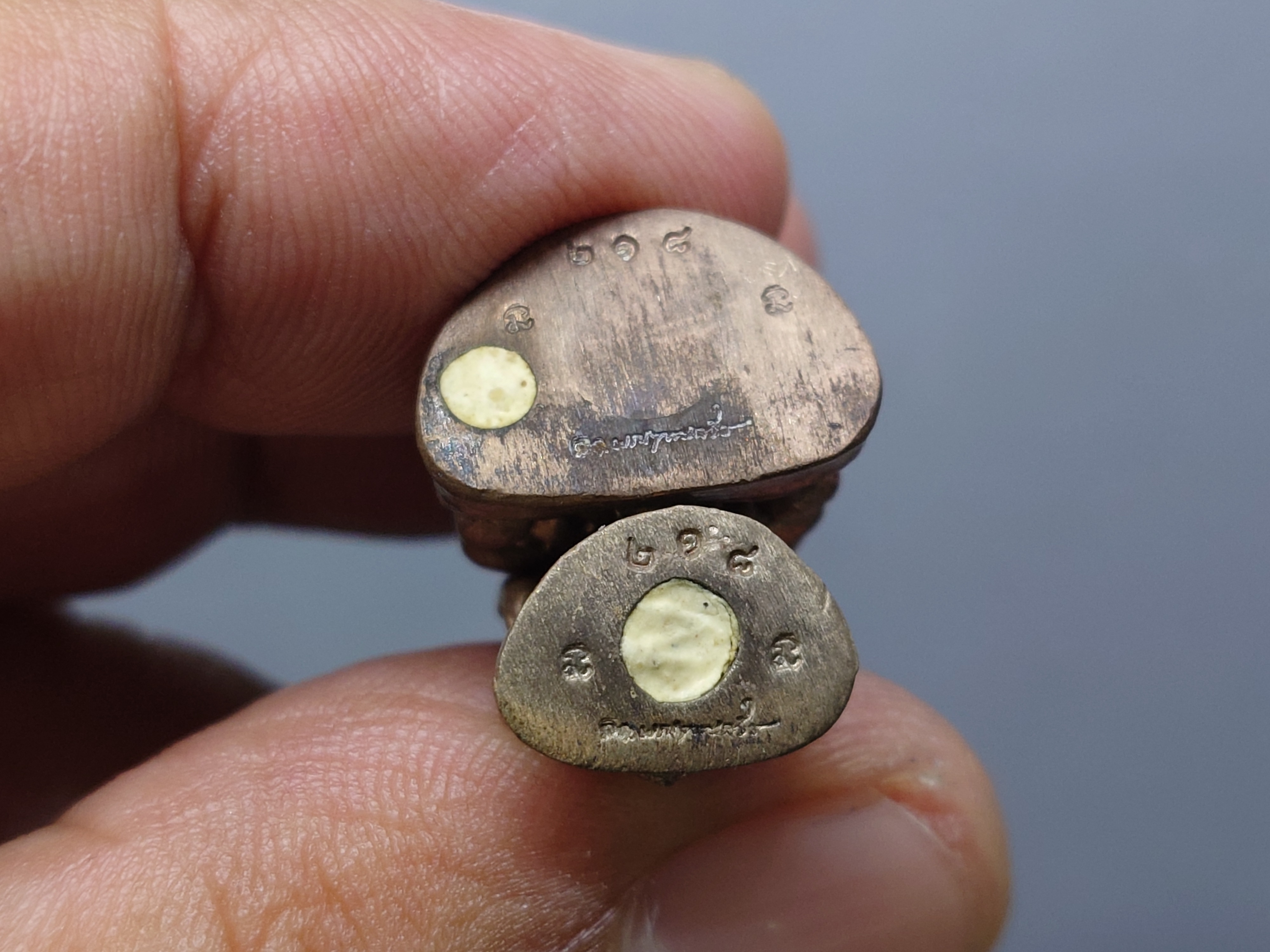 พระกริ่ง-พระชัยวัฒน์ ไพรีพินาศ ญสส สัมฤทธิ์เงิน รุ่น นวฤทธิ์โภคทรัพย์ วัดบวรนิเวศวิหาร ปี 2544 พร้อมกล่องเดิม