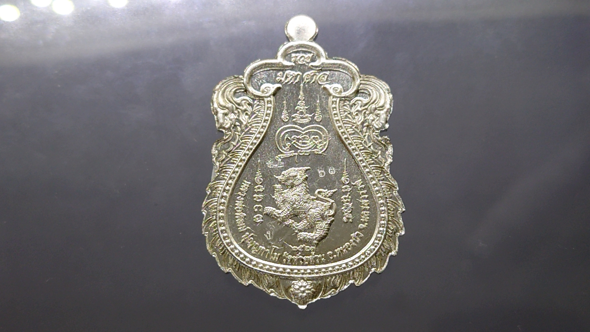 เหรียญรุ่นรวยมหาศาล เนื้อเงิน ลงยาจีวร ลงยาพื้นชมพู ขอบกนกฟ้า ซุ้มฟ้า หลวงพ่อพัฒน์ วัดห้วยด้วน โคท 61