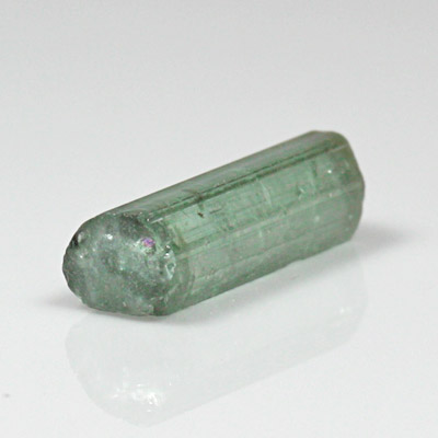 **ขายแล้ว**ผลึกทัวร์มาลีน (Tourmaline Crystal) 4.68 กะรัต สีเขียวอมฟ้านิดๆ เป็นแท่งรูปร่างดี