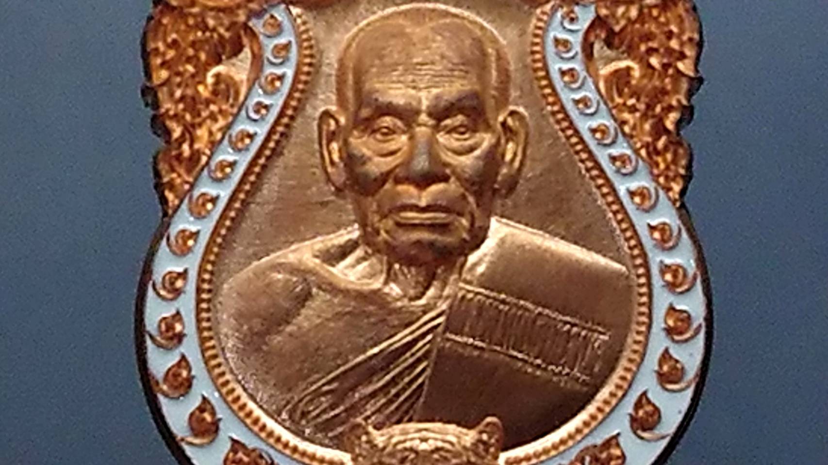 เหรียญเสมาเสือคาบดาบ รุ่น2 เนื้อทองแดง ลงยาขอบขาว ซุ้มน้ำเงิน หลวงพ่อพัฒน์ วัดห้วยด้วน โคท 246 (SKU-03322)