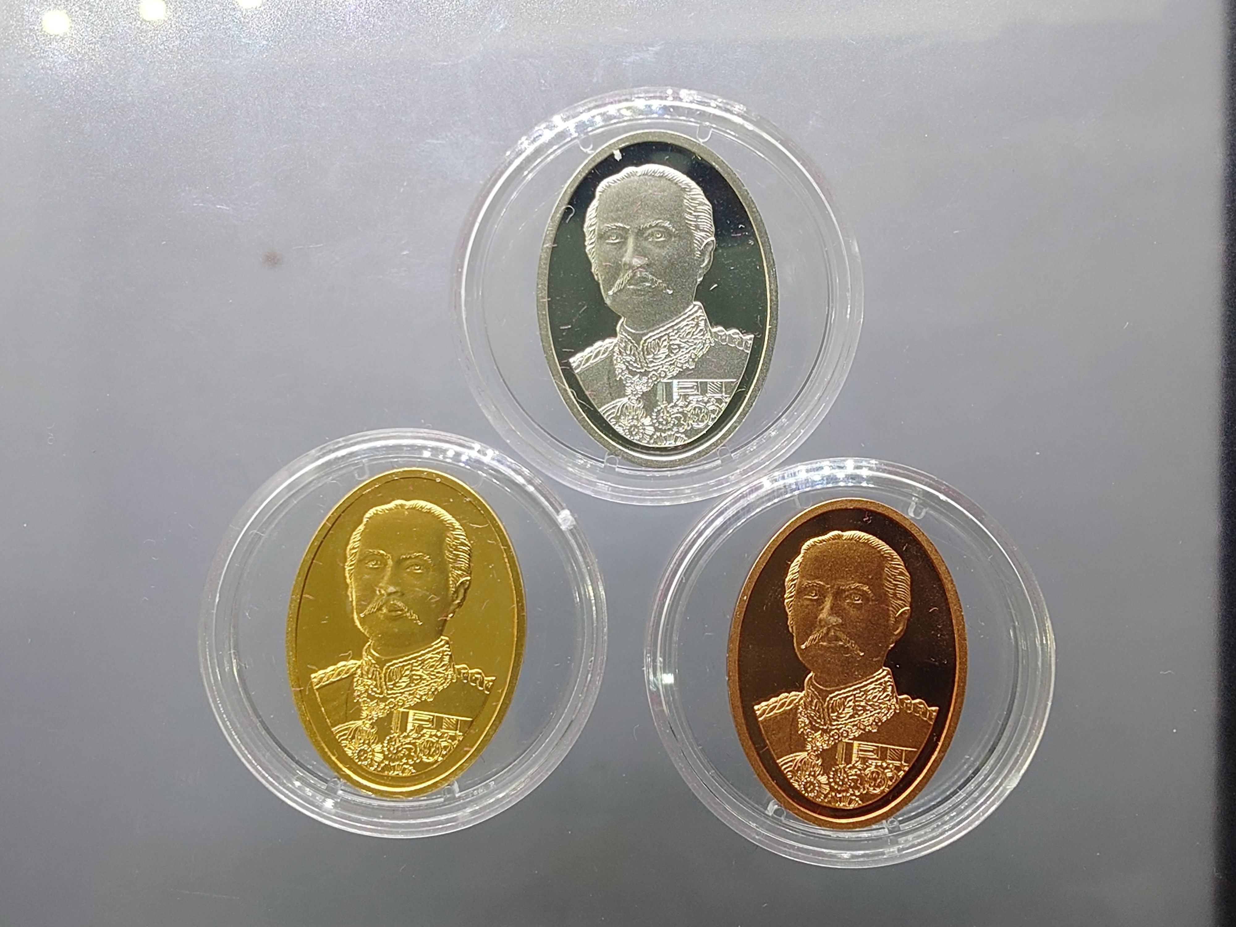 เหรียญพระรูปรัชกาลที่5 บล็อกนอก ฮูกานิน สวิส รุ่นแรก หลังเสาชิงช้า (เนื้อเงิน ทองเหลืองชุบทอง ทองแดง) วัดสุทัศนเทพวราราม พ.ศ.2538 พร้อมกล่องเดิม ใบรับรอง