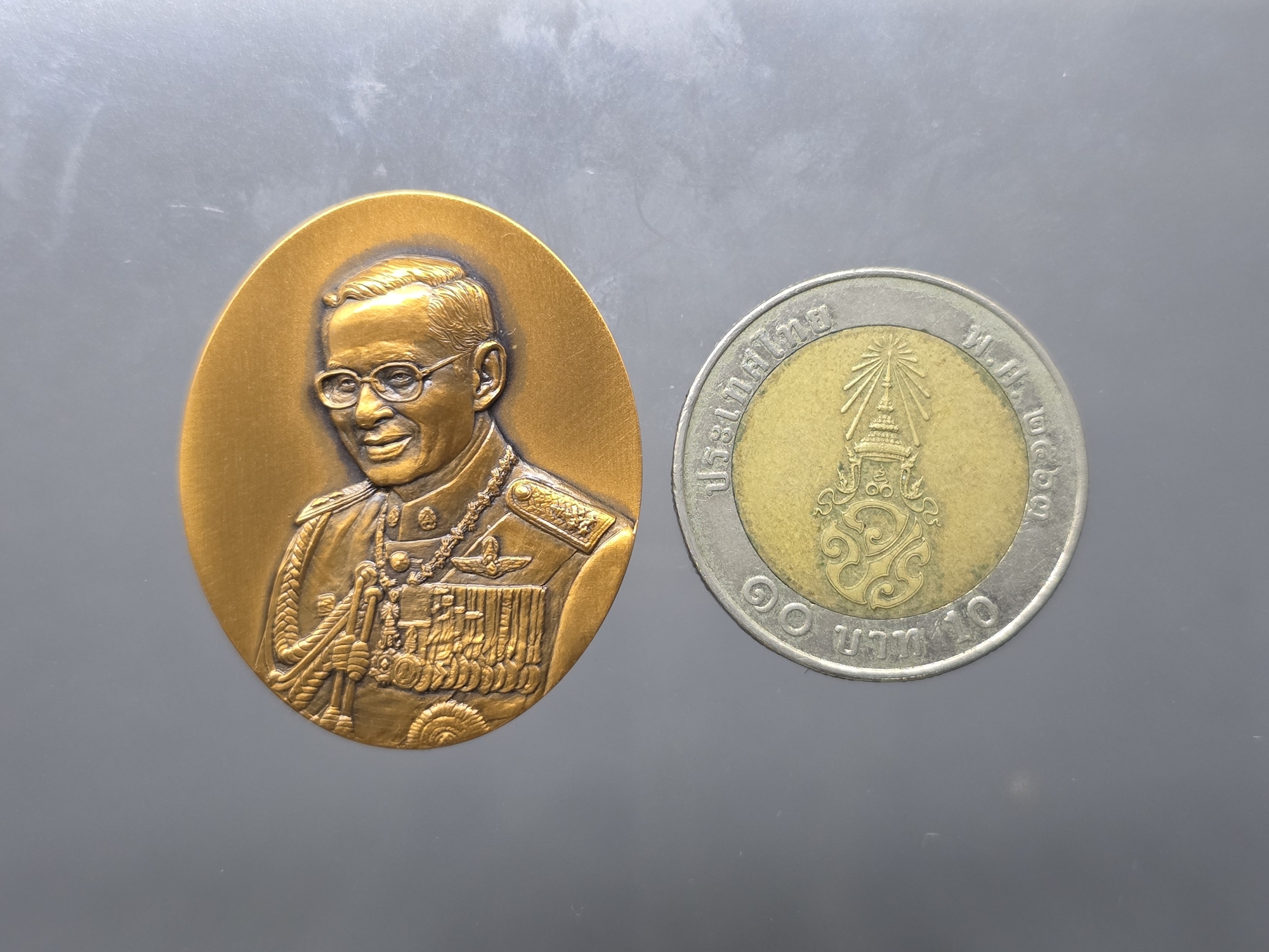 เหรียญในหลวง รัชกาลที่ 9 พิมพ์ใหญ่ เนื้อทองแดง "ใต้ร่มพระบารมี คุ้มเกล้าฯ" ที่ระลึก 60 ปี โรงพยาบาลภูมิพลฯ ปี2552 พร้อมตลับเดิม