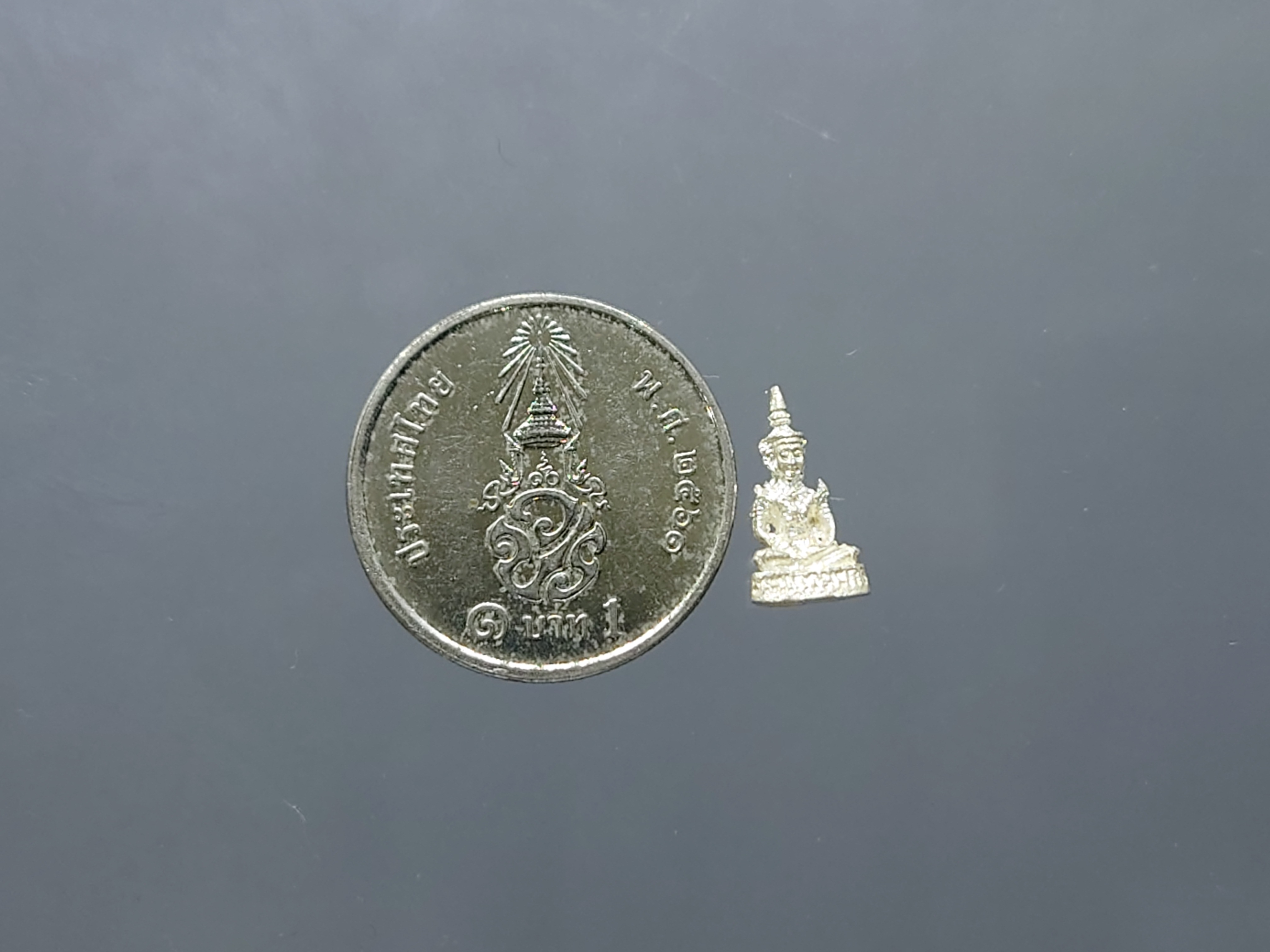 พระแก้วมรกต ทรงฤดูร้อน รุ่นเทอดพระเกียรติ เนื้อเงิน พิมพ์จิ๋ว สูง 1.1 ซ.ม.มหาพุทธาภิเษก ณ วัดพระศรีรัตนศาสดาราม (วัดพระแก้ว) ปี2540 พร้อมตลับเดิม