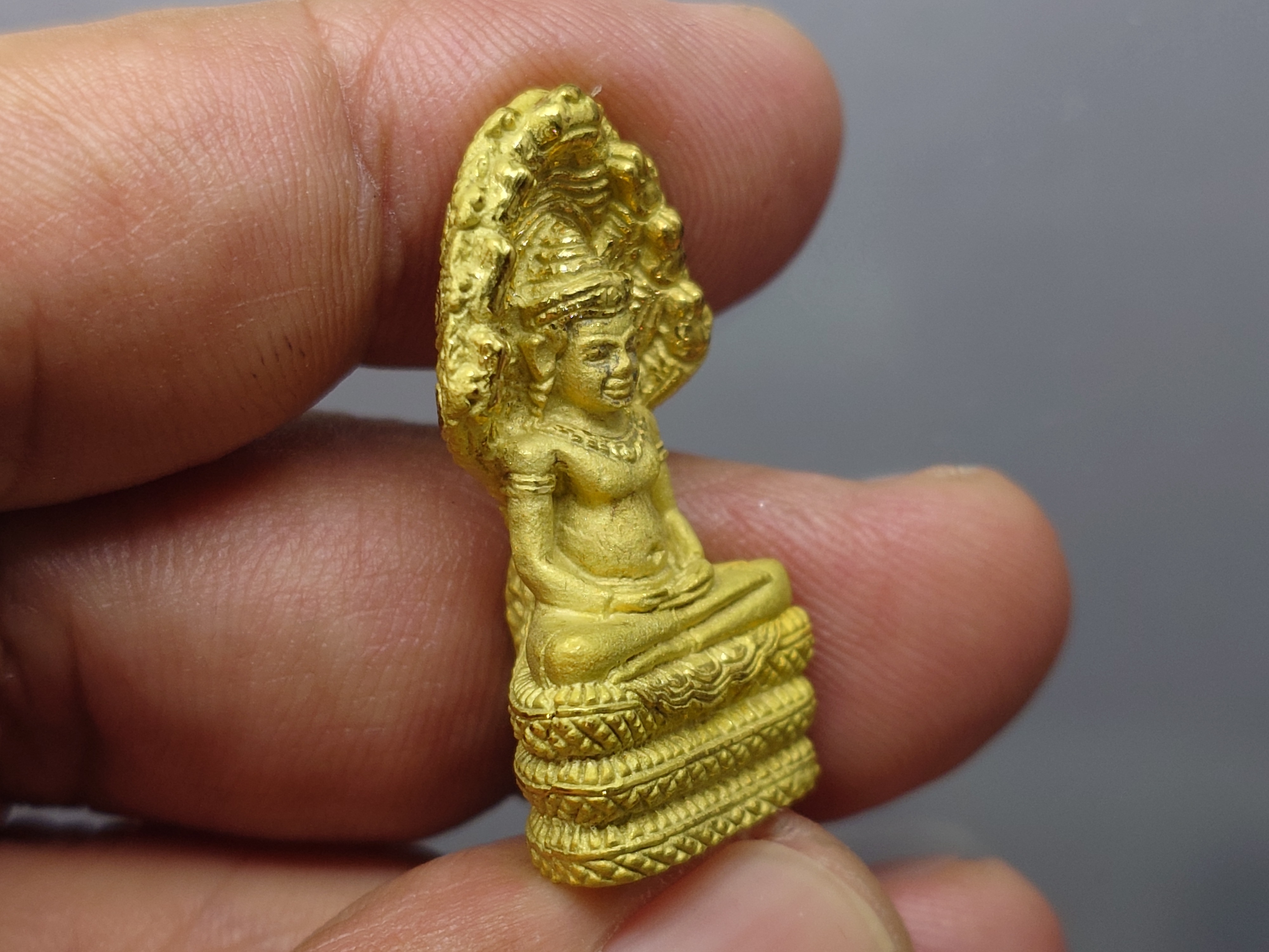 พระนาคปรก หลวงพ่อศิลา รุ่นมรดกโลก เนื้อเงินกาหลั่ยทอง พิมพ์ใหญ่ พุทธาภิเษก วัดบวรนิเวศวิหาร โดย สมเด็จพระสังฆราช ญสส เป็นประธานในพิธี ออกวัดทุ่งเสลี่ยม สุโขทัย ปี2540 กล่องเดิม