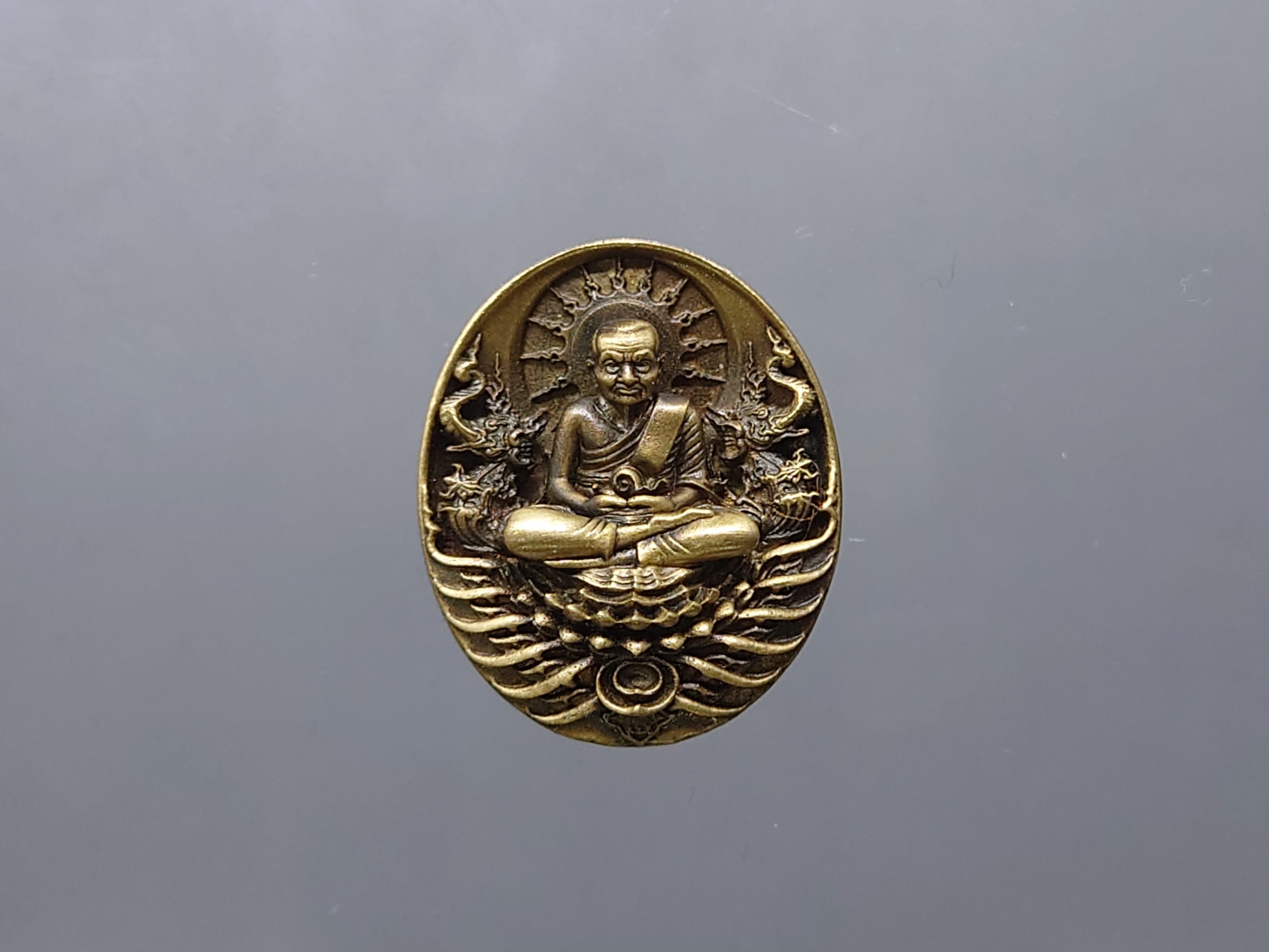 เหรียญหลวงปู่ทวด รุ่นอภิเมตรา มหาโพธิสัตว์ พิมพ์จิ๋ว เนื้อทองระฆัง (แยกชุดกรรมการ โคท ๒๐๐๐) ควบคุมออกแบบโดย อ.เฉลิมชัย พ.ศ.2558