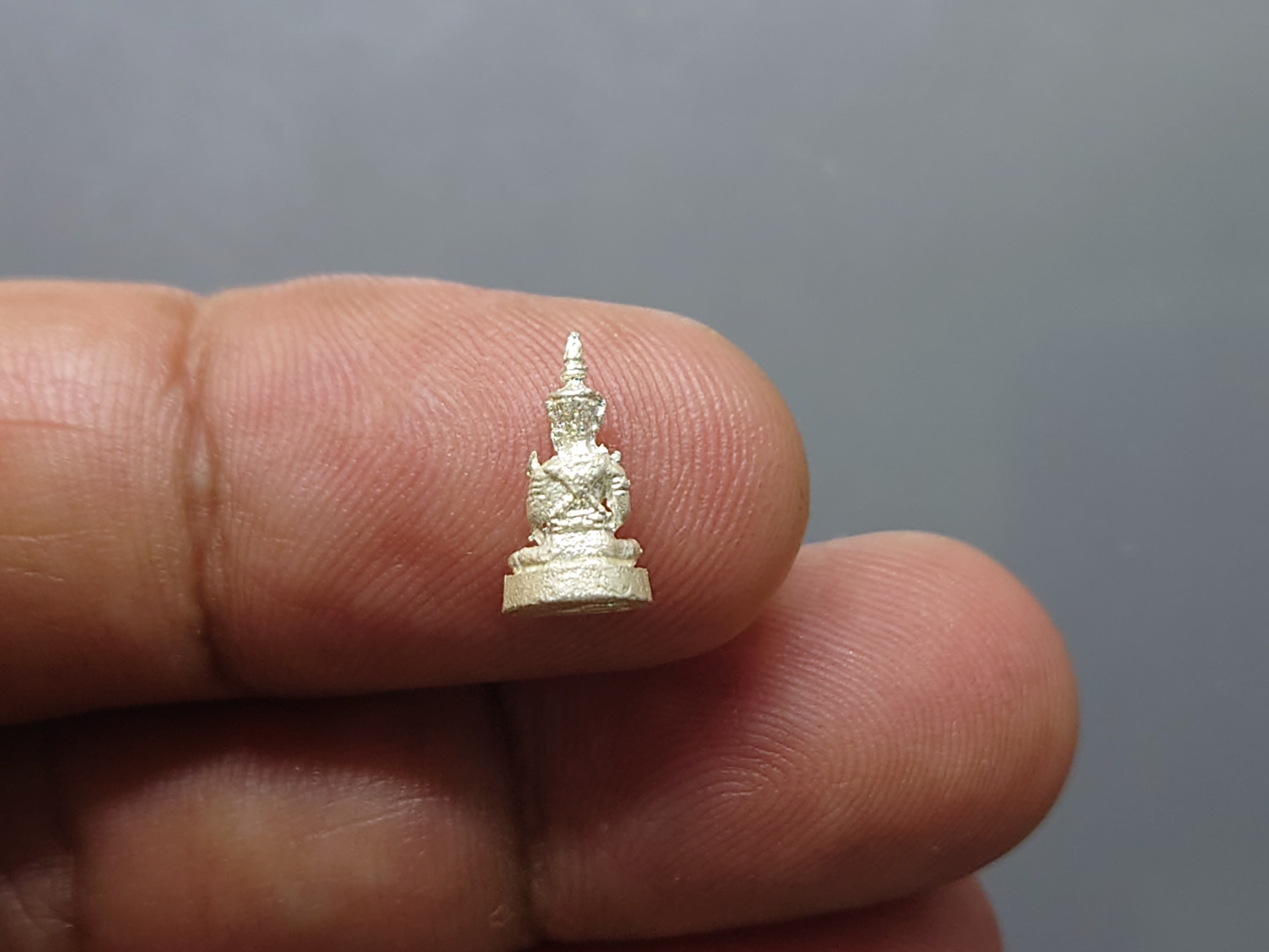 พระแก้วมรกต ทรงฤดูร้อน รุ่นเทอดพระเกียรติ เนื้อเงิน พิมพ์จิ๋ว สูง 1.1 ซ.ม.มหาพุทธาภิเษก ณ วัดพระศรีรัตนศาสดาราม (วัดพระแก้ว) ปี2540 พร้อมตลับเดิม