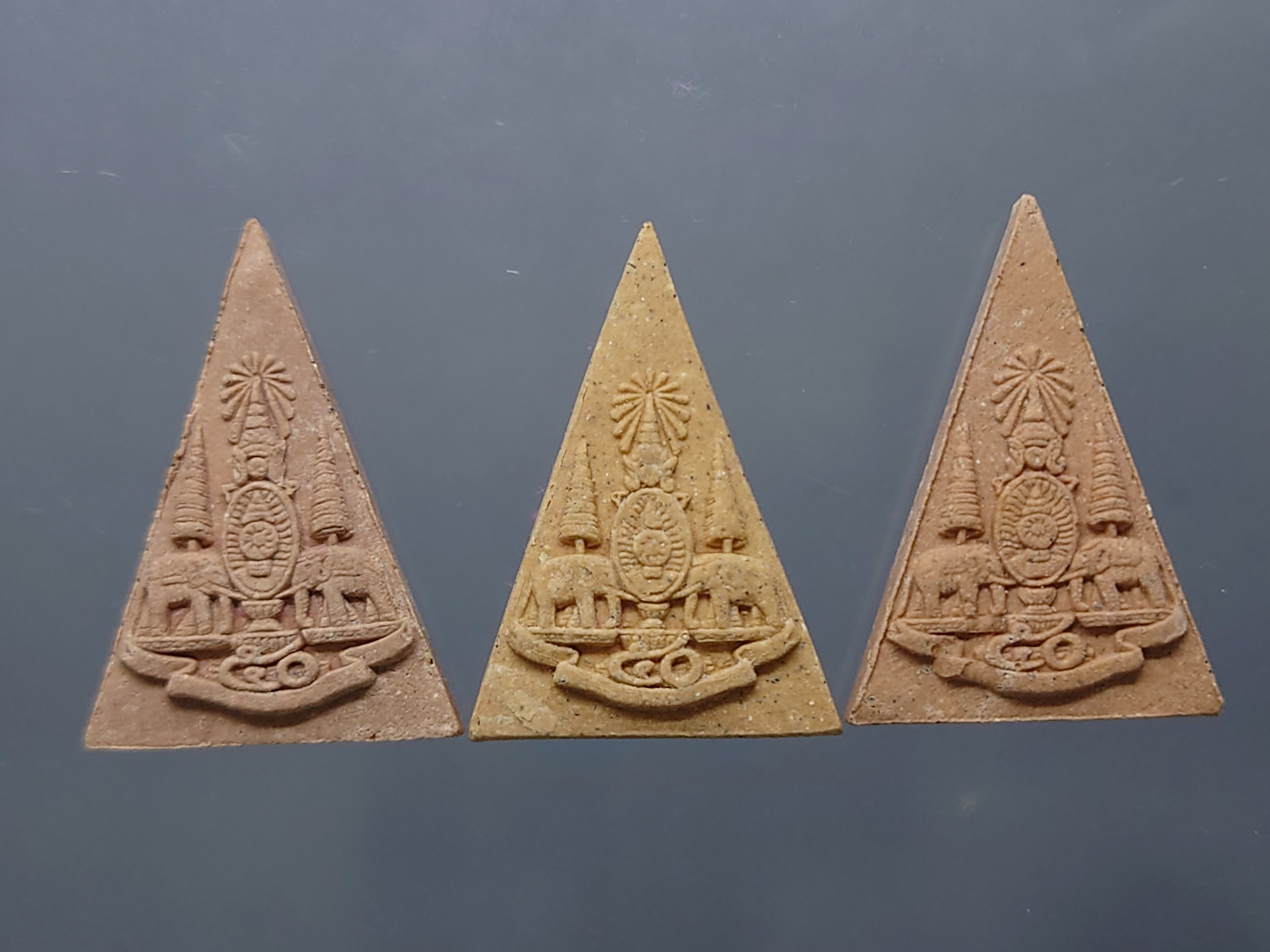 พsะแก้ว 3 ฤดู เนื้อผงพุทธคุณศักดิ์สิทธิ์ รุ่นเทอดพระเกียรติ พิธีเสาร์ห้า มหาพุทธาภิเษก ณ วัดพระศรีรัตนศาสดาราม ปี2540 พร้อมตลับเดิม