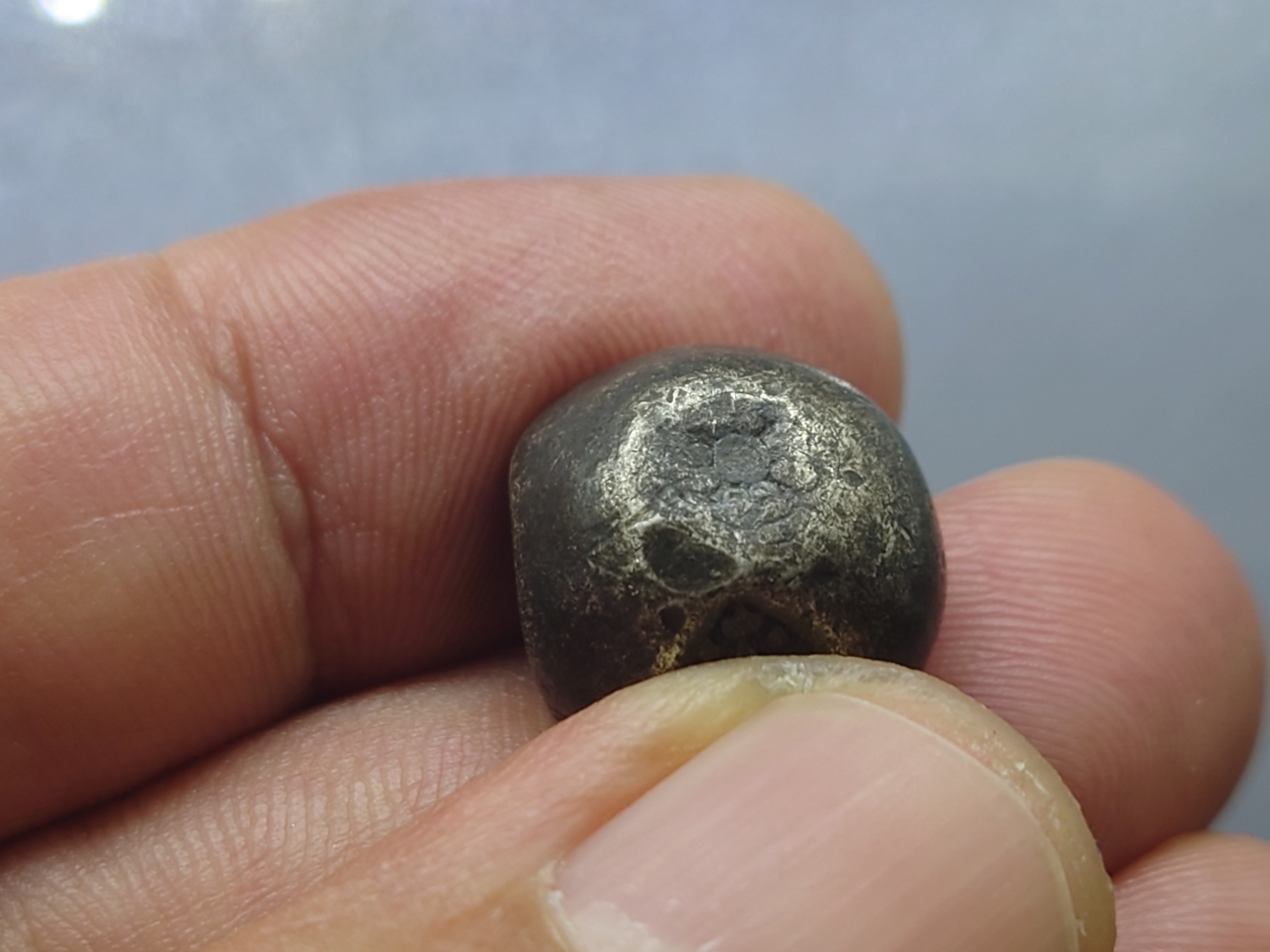 พดด้วง ขนาด 1 บาท ตราก้านบัวใหญ่ เนื้อเงิน สมัยอยุธยา หายาก