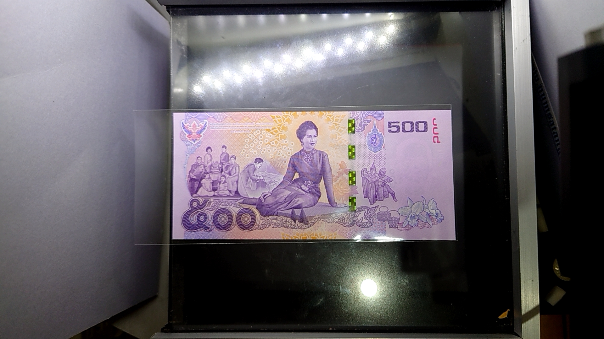 ธนบัตร 500 บาท ที่ระลึกสมเด็จพระนางเจ้าพระบรมราชินีนาถในรัชกาลที่ 9 เฉลิมพระชนมพรรษาครบ 7 รอบ พ.ศ.2559 ไม่ผ่านใช้