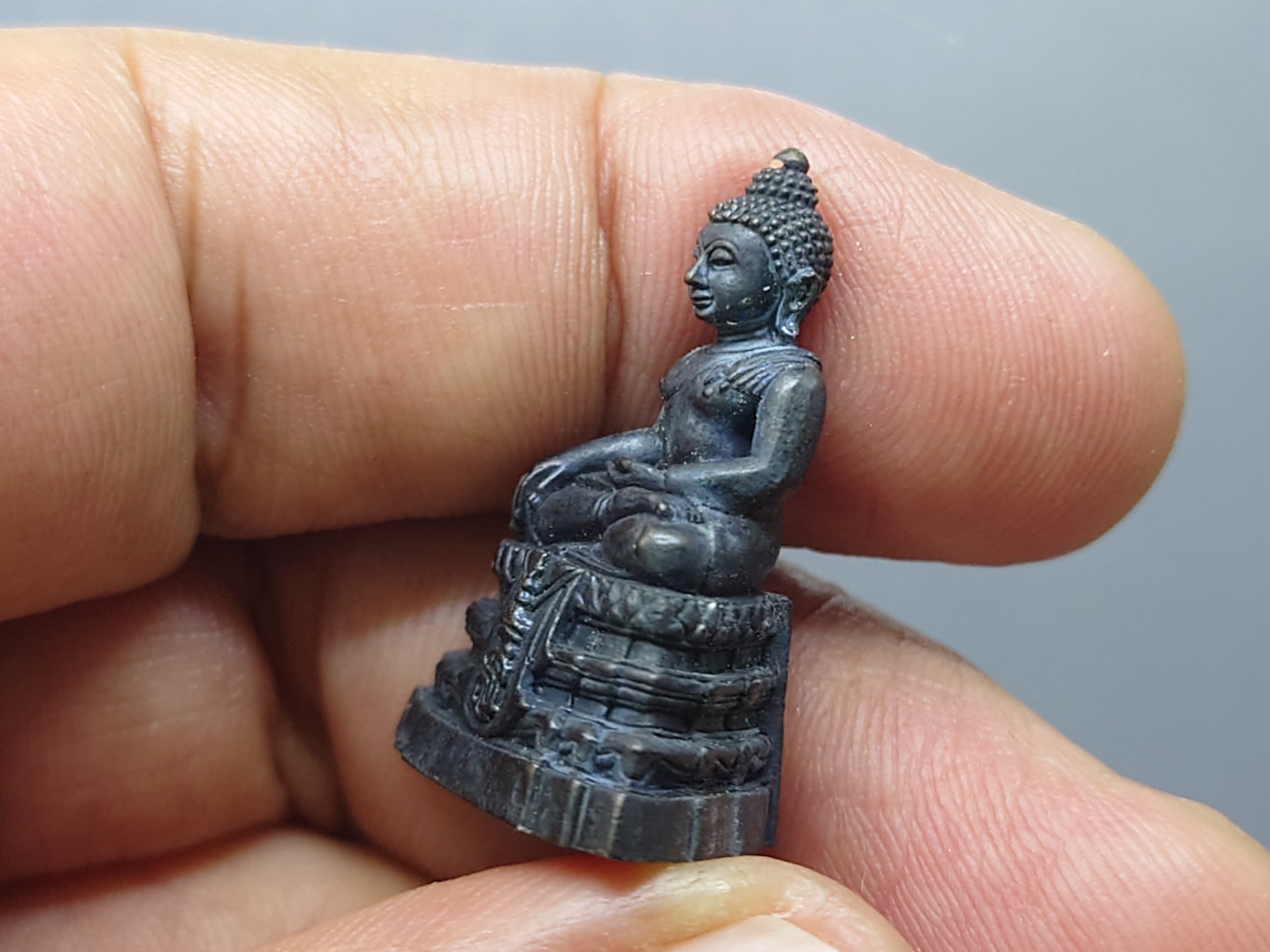 พระพุทธสิหิงค์ เบญจพุทธปาฏิหาริย์ ส.ธ.รุ่น พระเทพรักษา เนื้อทองสำริด ขนาดสูง 2.8 ซ.ม. พ.ศ.2554 พร้อมตลับเดิมๆ