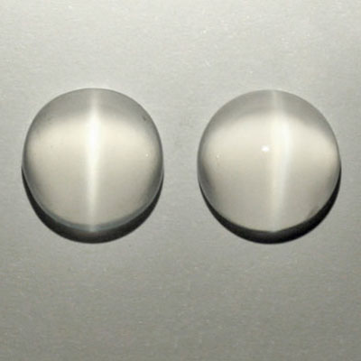 มูนสโตนตาแมว หรือ มุกดาหารตาเเมว (Cat's eye Moonstone) น้ำหนักรวม 6.12 กะรัต สีขาว เนื้อเนียน มีตาเเมว มาเป็นคู่