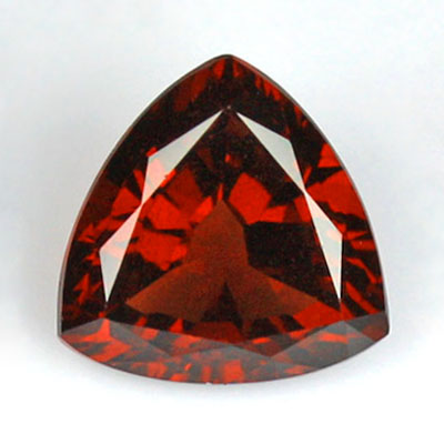 โกเมนสีม่วงเเดงหรือโรโดไลท์ (Rhodolite Garnet) 2.02 กะรัต สีเเดงเข้ม รูปร่างดี ไฟดี
