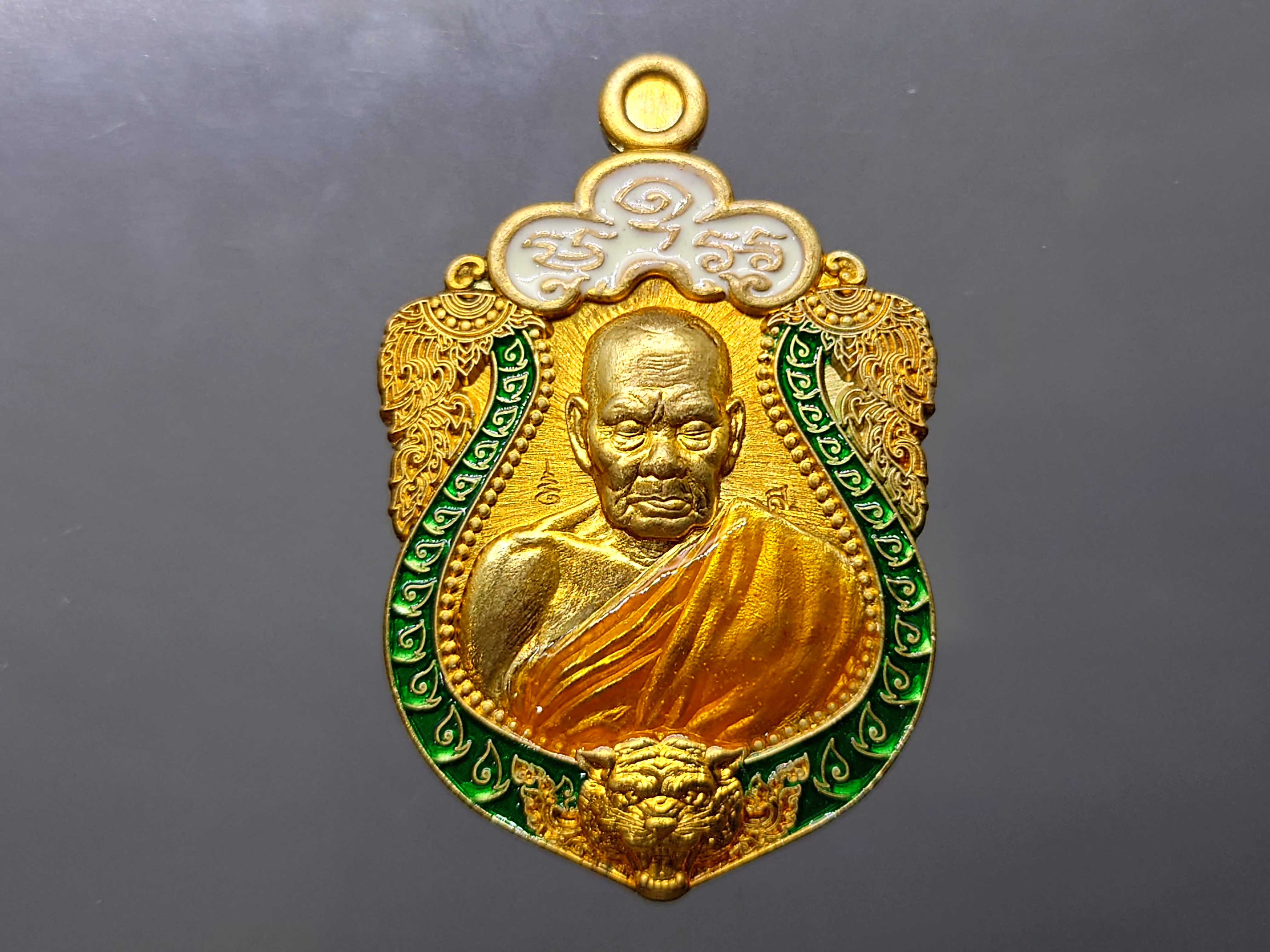 พยัคฆ์คู่บารมี เนื้อทองแดง ลงยาขอบเขียว บนขาว ลงยาจีวร หลวงพ่อพัฒน์ วัดห้วยด้วน โคทเลขสวย 22 ปี2563