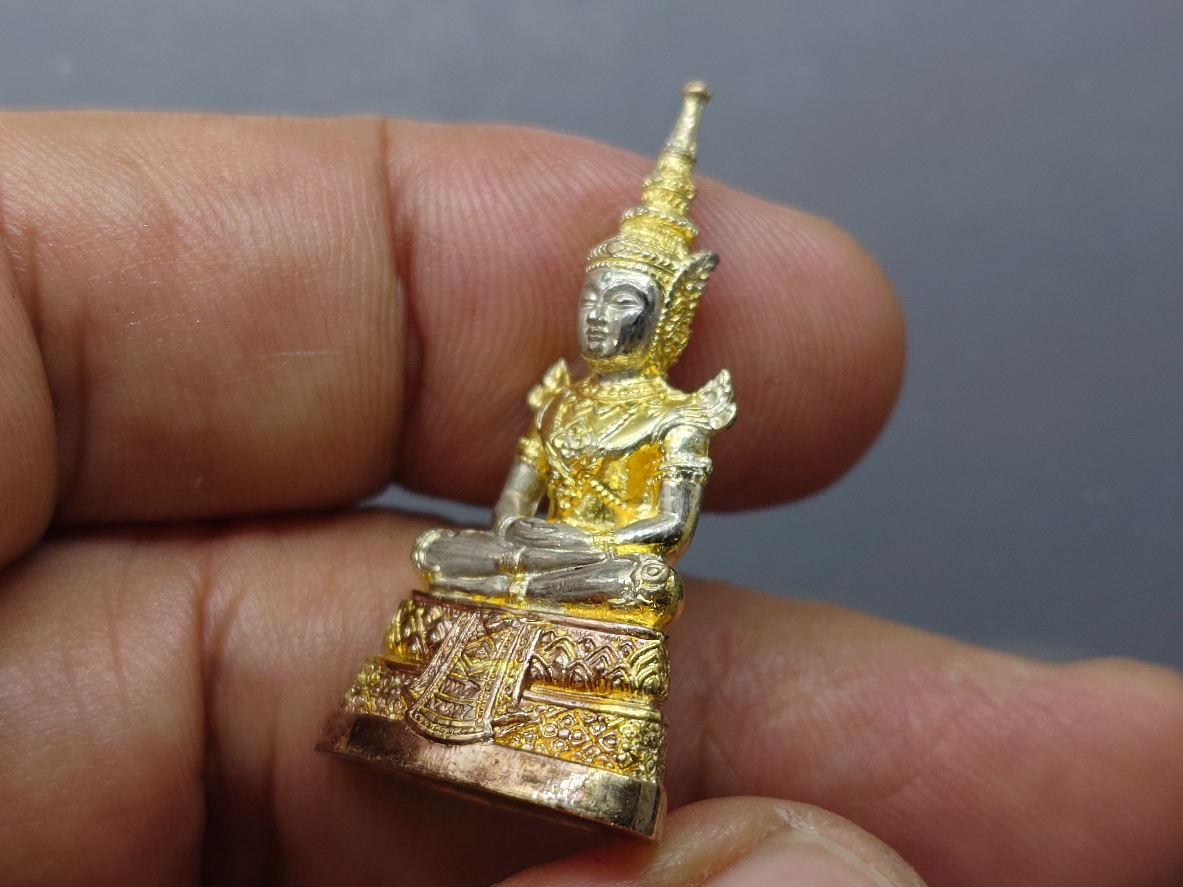 พระแก้วมรกต (พระพุทธมหามณีรัตนปฏิมากร) กรมสรรพสามิต ครบรอบ 64 ปี เนื้อเงินสามกษัตริย์ พ.ศ.2539 พร้อมกล่องเดิม