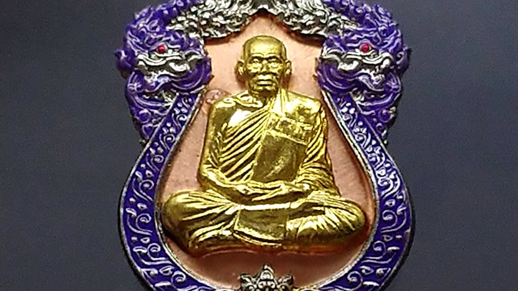 เหรียญหลวงพ่อพัฒน์ รุ่นเศรษฐีปากน้ำโพ(แอ๊ด คาราบาวสร้าง) เนื้อทองแดงหน้ากากทองทิพย์ขอบอัลปาก้ายาม่วง โคท 2667