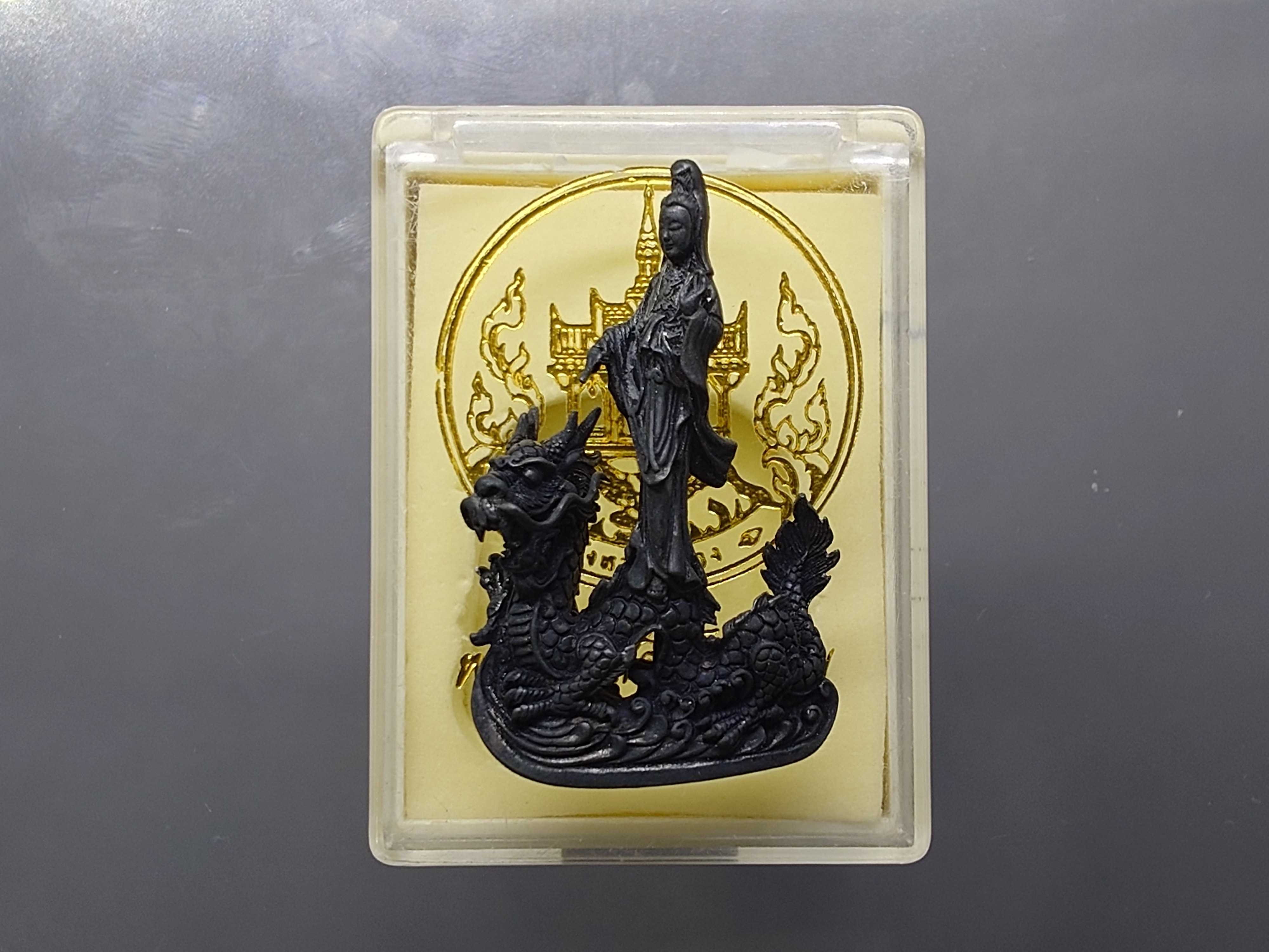 พระโพธิสัตว์กวนอิม รูปหล่อลอยองค์ จ.ระนอง เนื้อนวะโลหะ ขนาดสูง 4 เซน ปี 2539 พร้อมกล่องเดิม นิยม หายาก