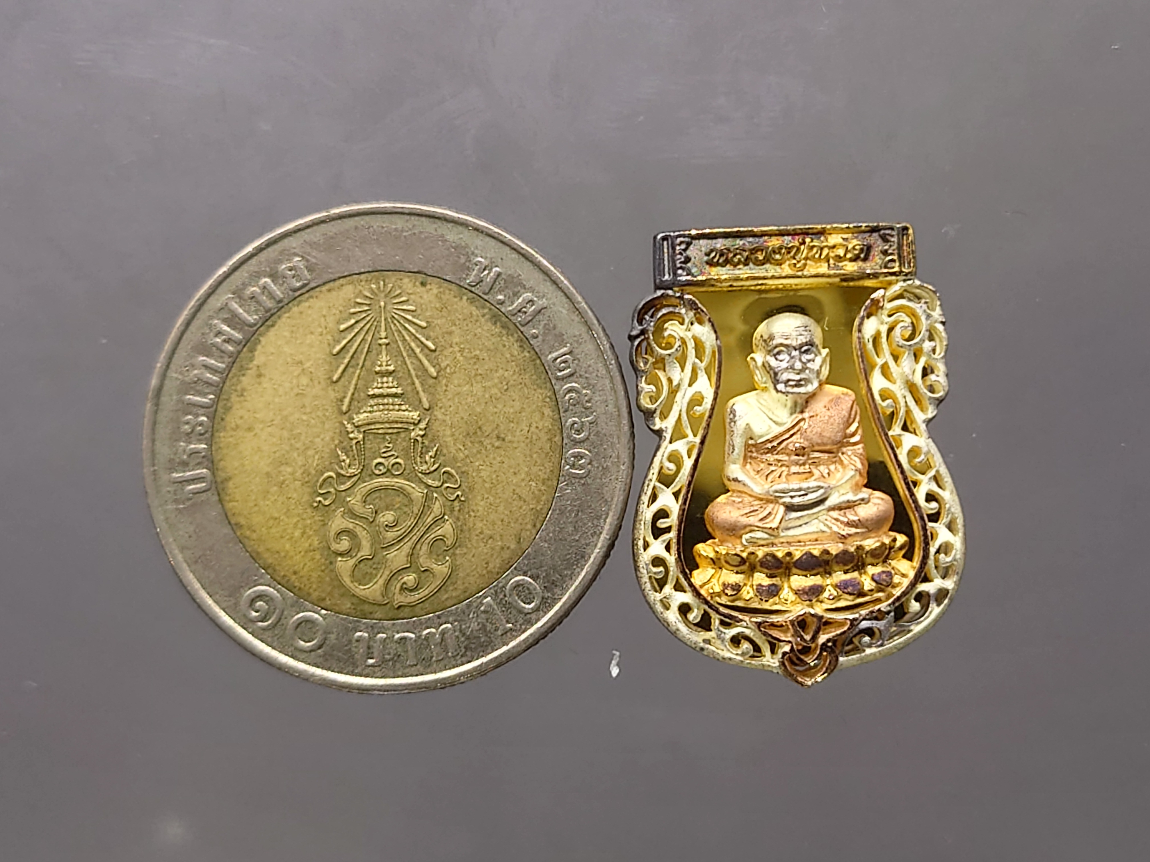 เหรียญหลวงปู่ทวด เนื้อเงิน สามกษัตริย์ รุ่นมงคลบารมี พิมพ์เสมา ขนาดสูง 2.3 ซ.ม.วัดประสาทบุญญาวาส พ.ศ.2545 พร้อมกล่องเดิม