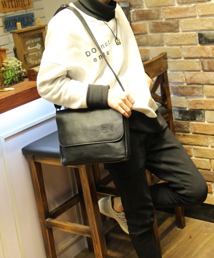 กระเป๋าสะพายข้างผู้ชาย รหัส A004