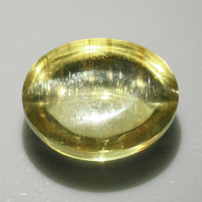 อะพาไทท์ตาแมว (Cat's eye Apatite) 5.47 กะรัต เนื้อใส สีเขียวอมเหลือง รูปร่างดี