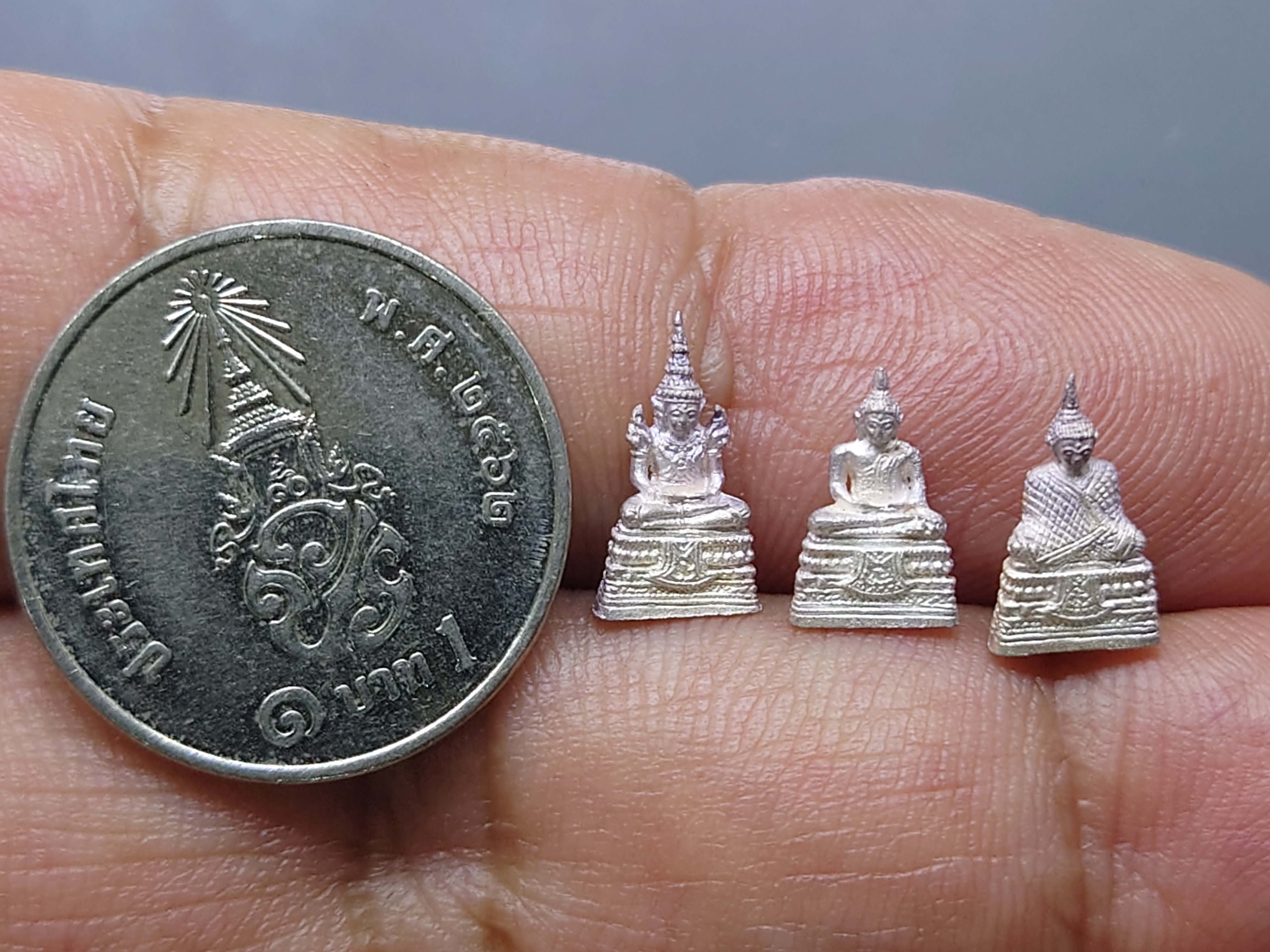 พระแก้วมรกต 3 ฤดู เนื้อเงิน รุ่น 23 ตุลามหามงคล 7 รอบ หลวงพ่อเกษม เขมโก ปลุกเสก สำนักสุสานไตรลักษณ์ ลำปาง ปี2538 พร้อมกล่องเดิม