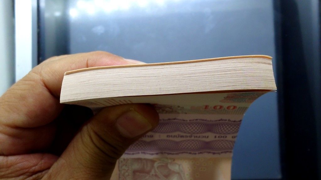 ธนบัตร 100 บาท ยกแหนบ 100 ใบ เรียงเลข แบบ 15 รุ่น 2 (เลิกทาส) ปี2540 ไม่ผ่านใช้ สภาพสวย