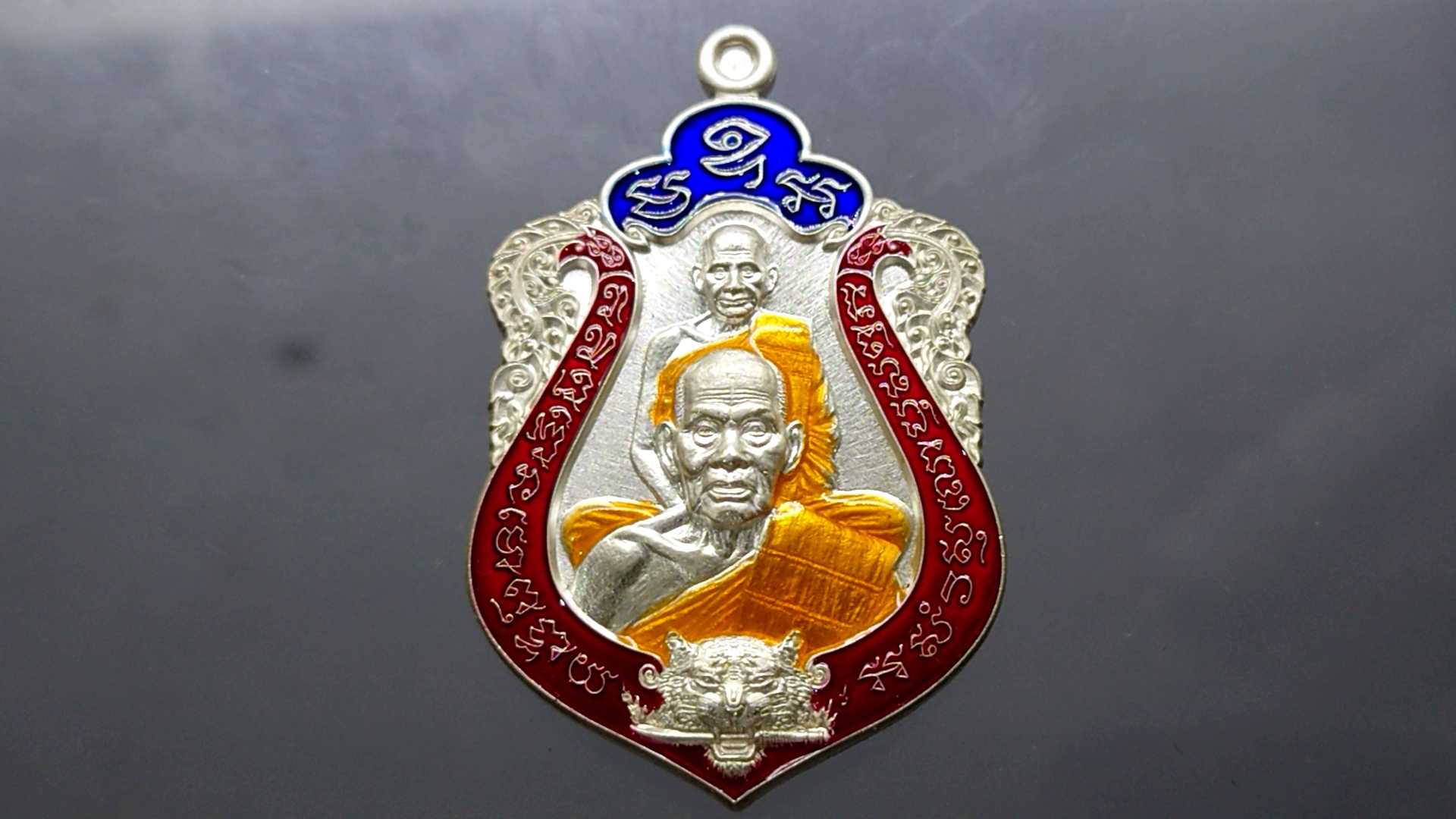 เสือคาบดาบรุ่น 4 เนื้อเงิน ลงยา 3 สี ขอบแดง บนน้ำเงิน ลงยาจีวร (พิมพ์เสือ3) หลวงพ่อพัฒน์ วัดห้วยด้วน โคท 31