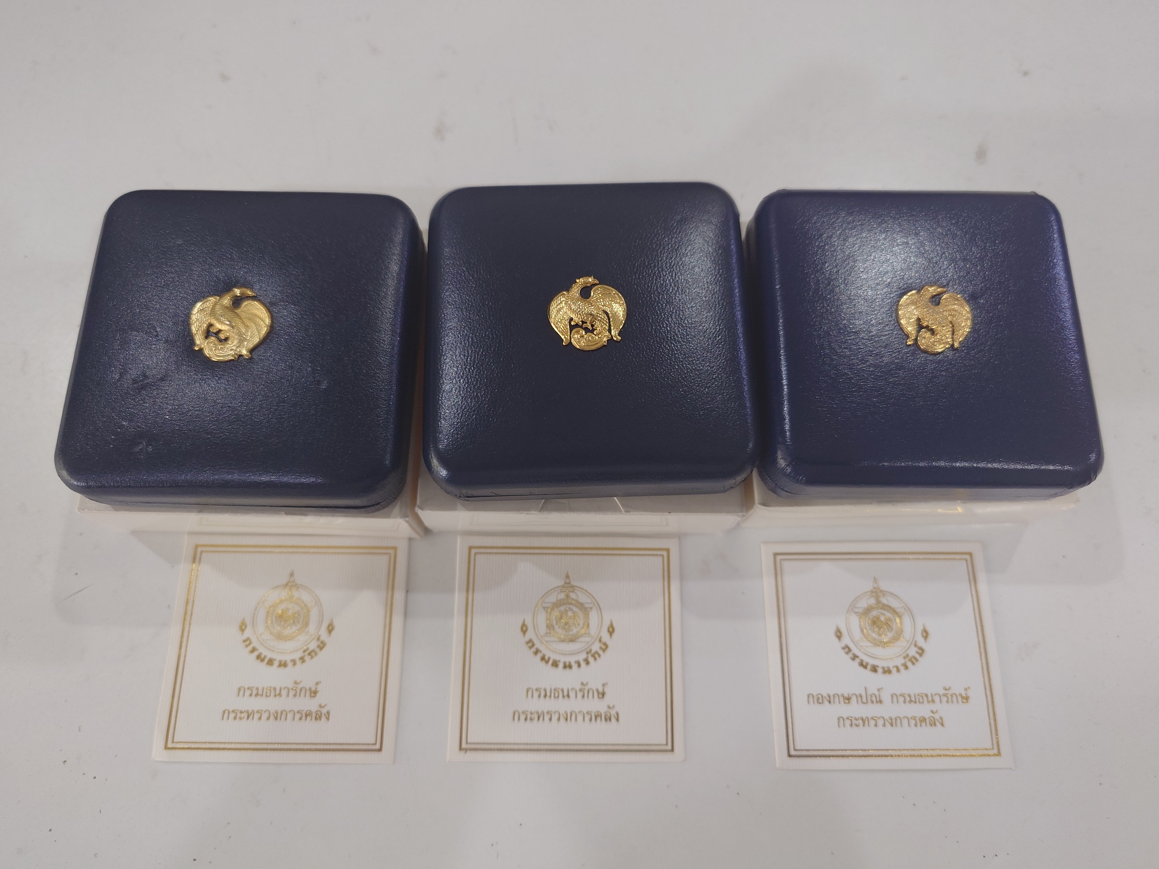 เหรียญเงินขัดเงา ที่ระลึกพระราชพิธีกาญจนาภิเษก รัชการที่9 (ครบชุด 3 ราคาหน้าเหรียญ 150-300-600 บาท) พ.ศ.2539 พร้อมกล่องหนัง