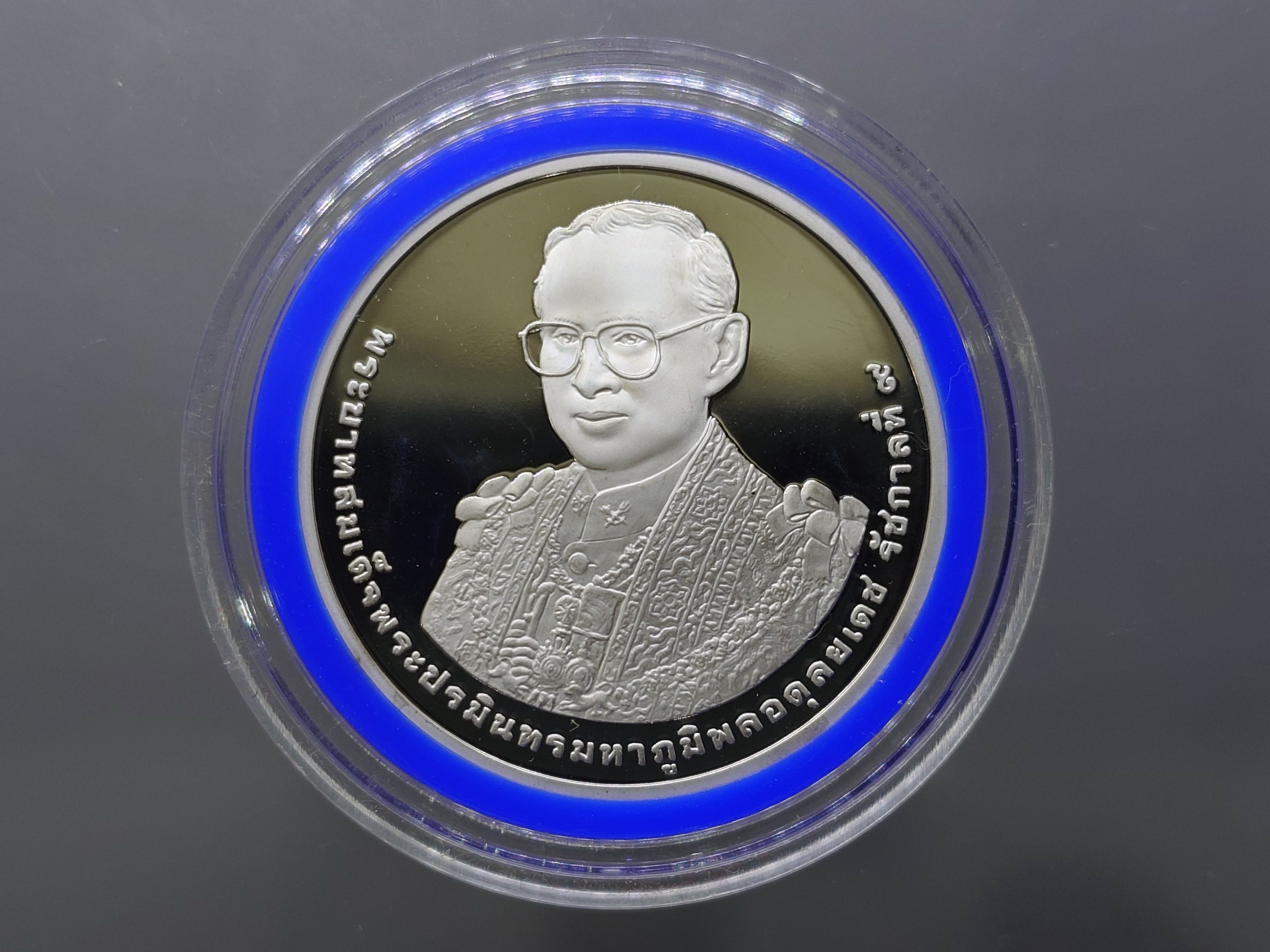 เหรียญ 800 บาท เงินขัดเงา เฉลิมพระชนมพรรษา 7 รอบ รัชกาลที่ 9 พร้อมกล่องไม้