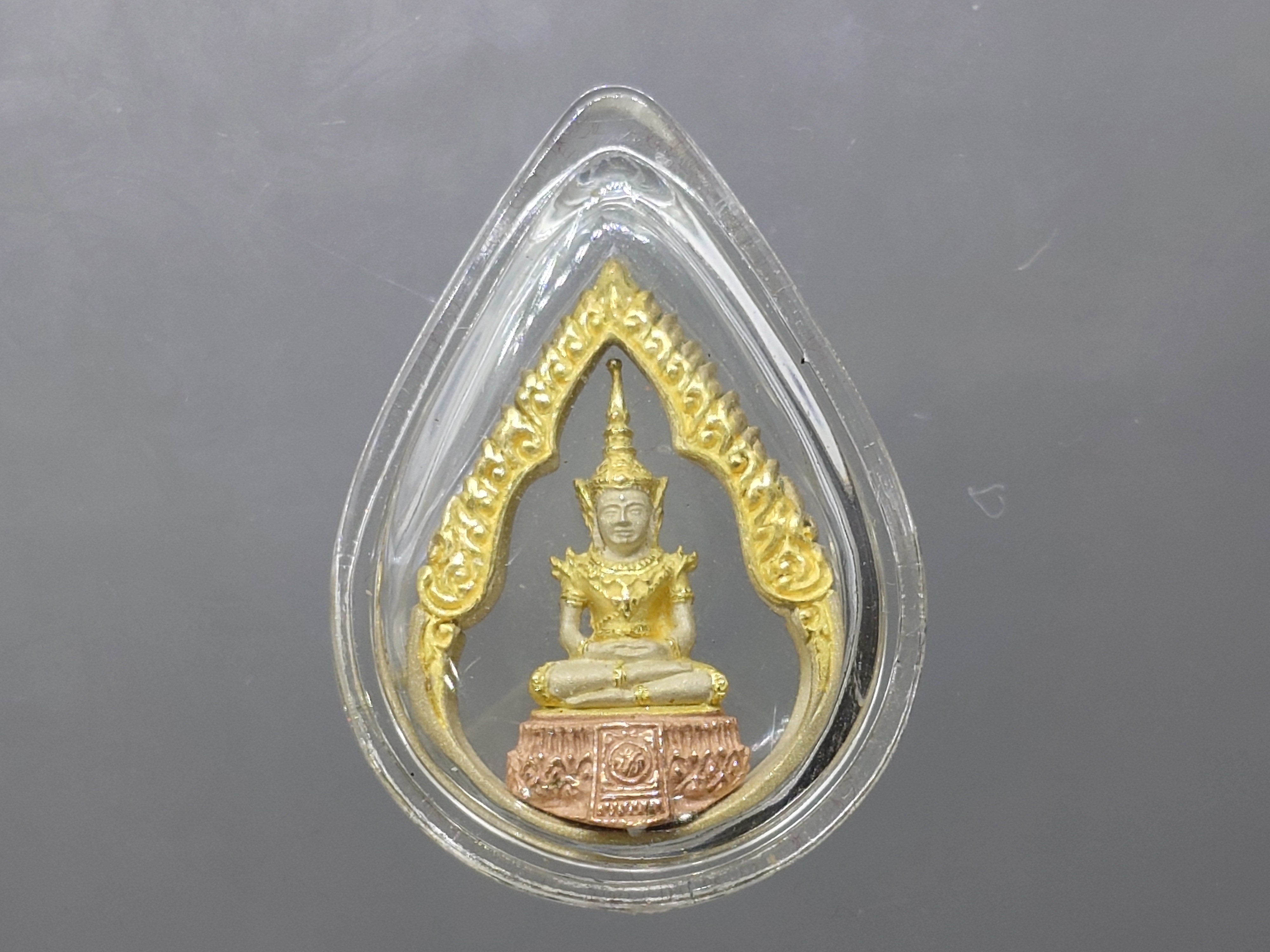 พระแก้ว 75 พรรษา รัชกาลที่9 เนื้อเงินสามกษัตริย์ พิมพ์หยดน้ำ ขนาดสูง 2.8 เซน ปี2545 พร้อมกล่องเดิม