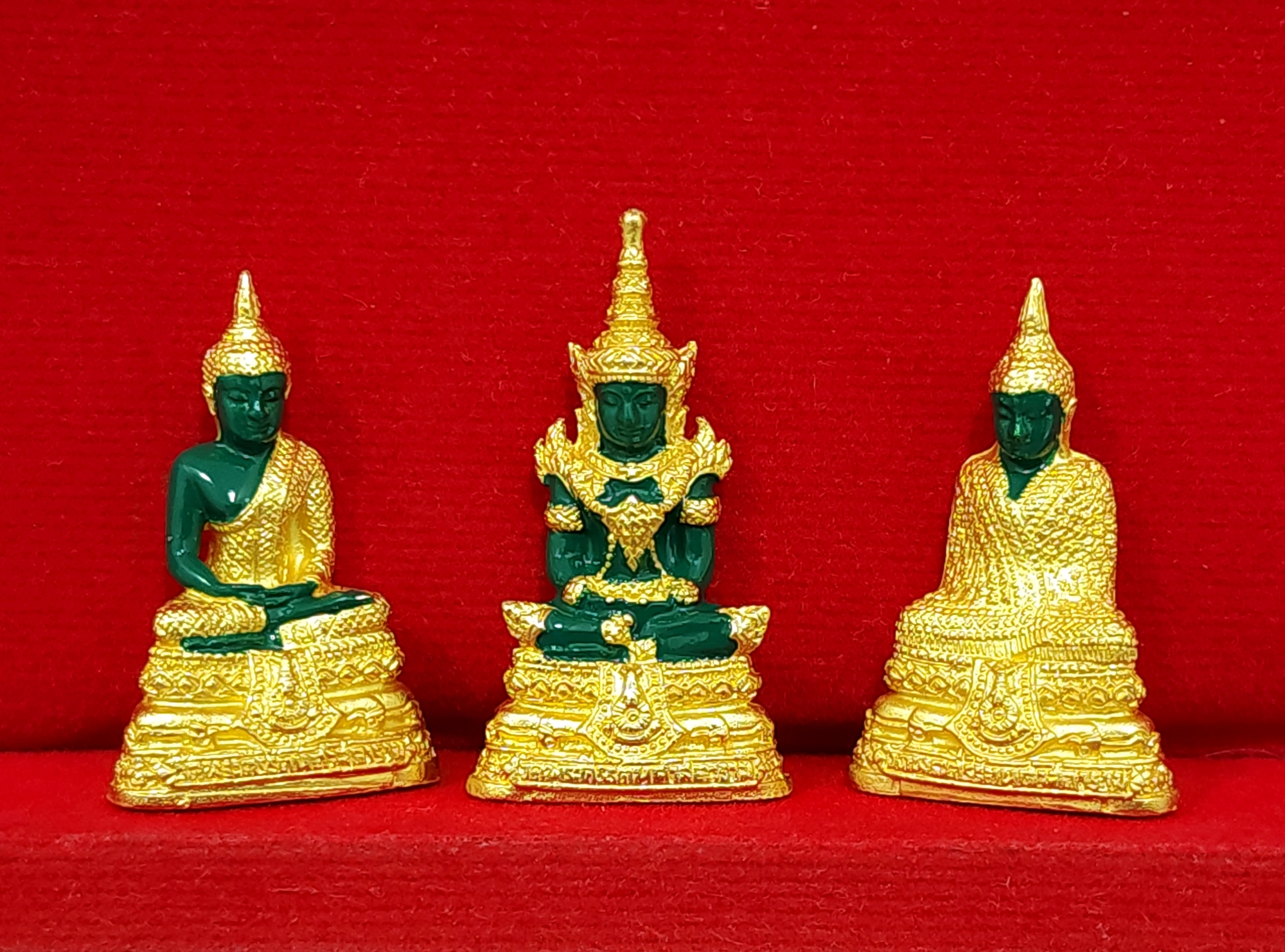 พระแก้วมรกต ชุด 3 ฤดู เนื้อโลหะเคลือบสีเขียว เครื่องทรงชุบทอง สำนักพระราชวัง สร้าง พุทธาภิเษก ณ วัดพระศรีรัตนศาสดาราม พ.ศ.2547