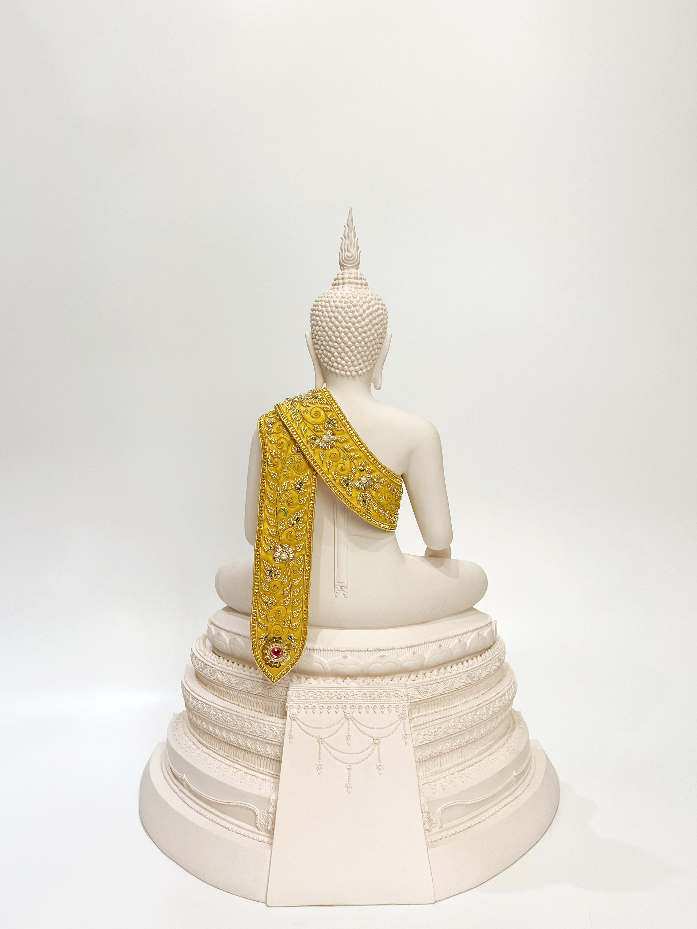 สังฆาฏิปักดิ้นทอง สำหรับพระพุทธรูป ขนาดหน้าตัก 9 นิ้ว ผ้าห่มทบ สีขาว ลายเคลือเถา