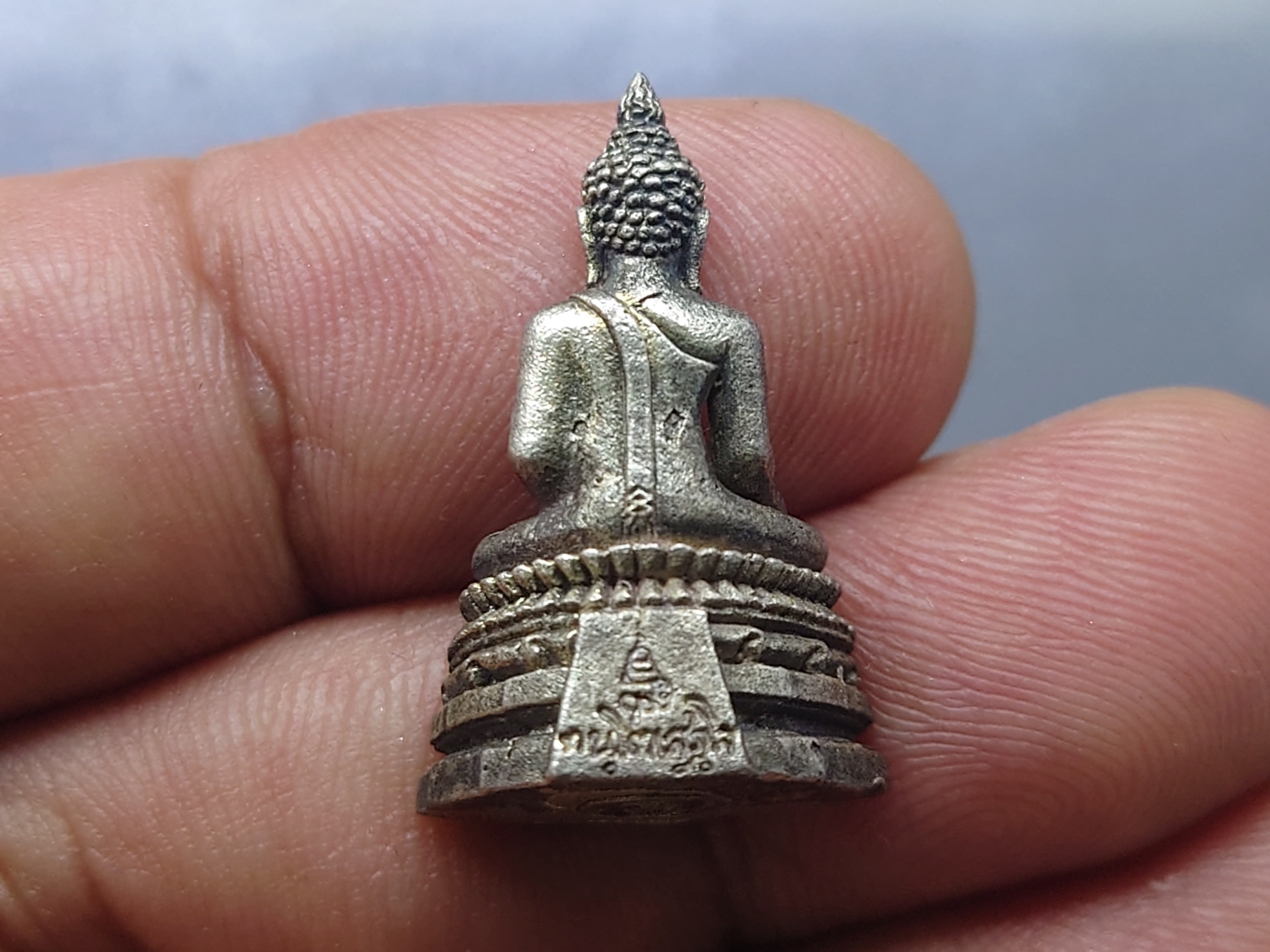 พระกริ่งพระพุทธชินสีห์ ภปร ทันโตเสฏโฐ เนื้อเงิน ใต้ฐานเจาะใส่ผงพระทนต์ในหลวง(ฟัน)และผงจิตรลดา พ.ศ.2533 พร้อมกล่องเดิม