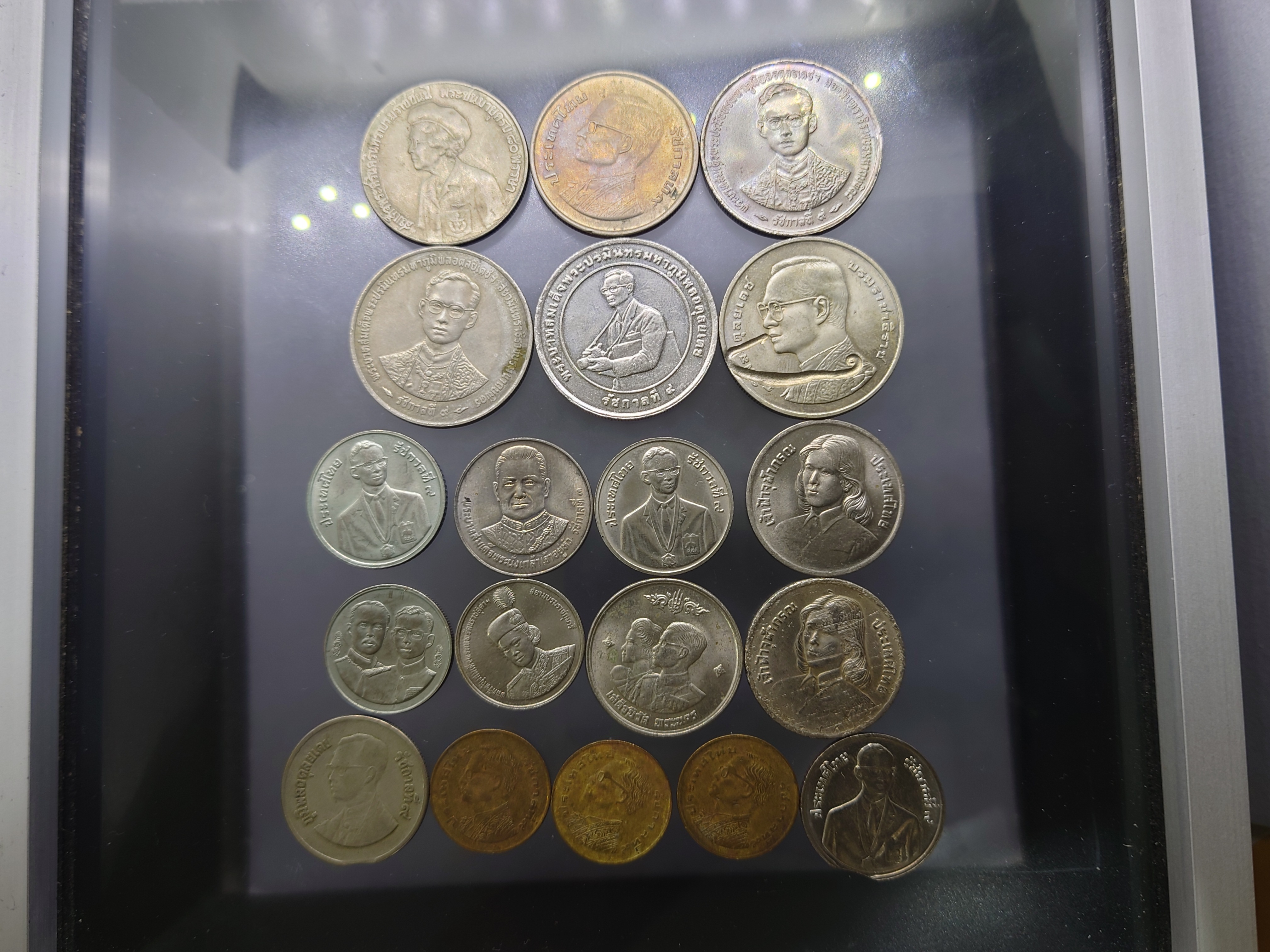 ชุด 19 เหรียญ เหรียญกษาปณ์ที่ระลึก ตามภาพ