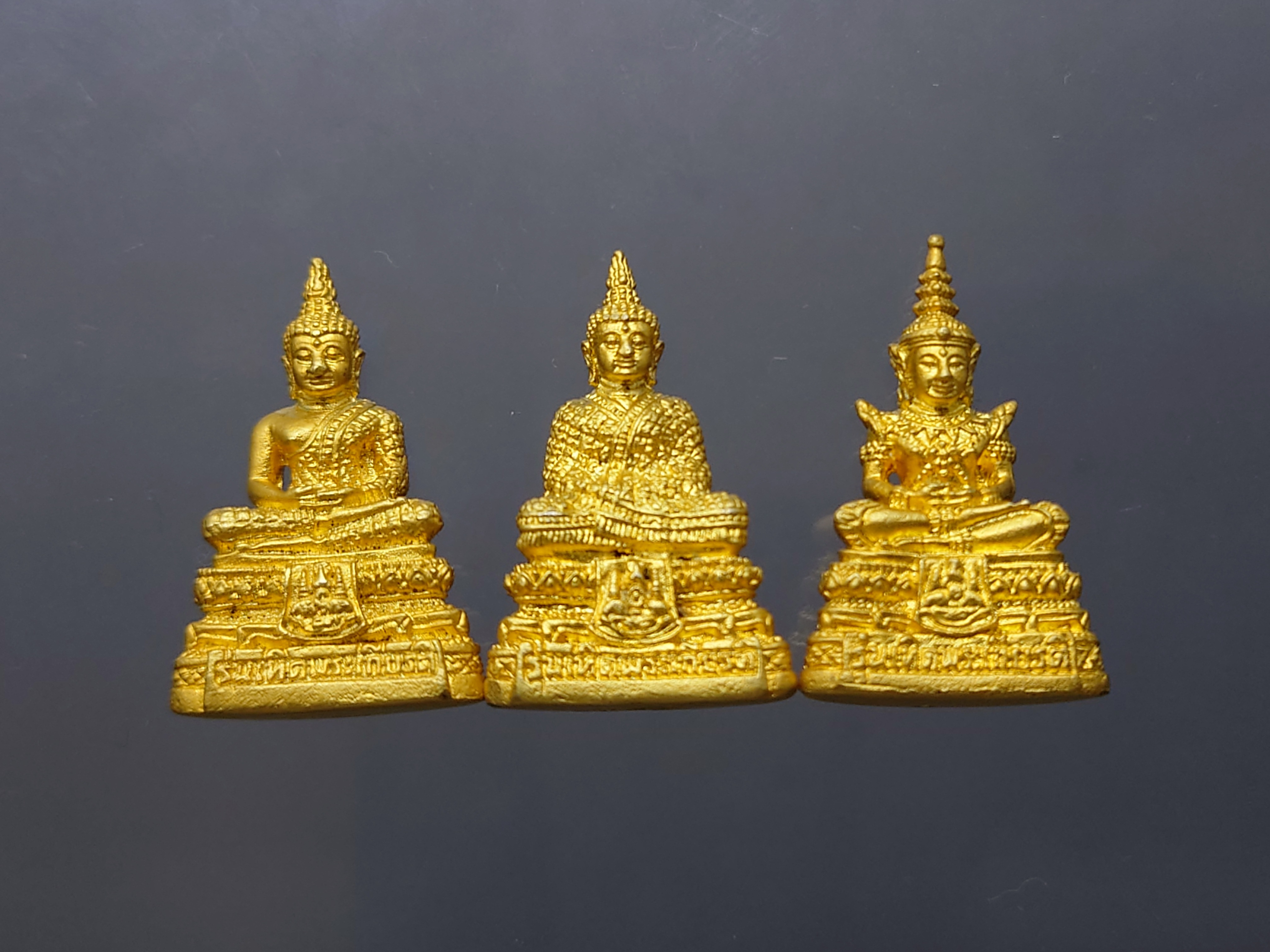 พระแก้วมรกต 3 ฤดู รุ่นเทอดพระเกียรติ เนื้อโลหะชุบทอง สองกษัตริย์ มหาพุทธาภิเษก ณ วัดพระศรีรัตนศาสดาราม ปี2540 พร้อมกล่องเดิม