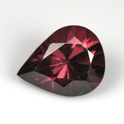โกเมนสีม่วงหรือโรโดไลท์ (Rhodolite Garnet) 1.96 กะรัต สีม่วง รูปร่างหยดน้ำ